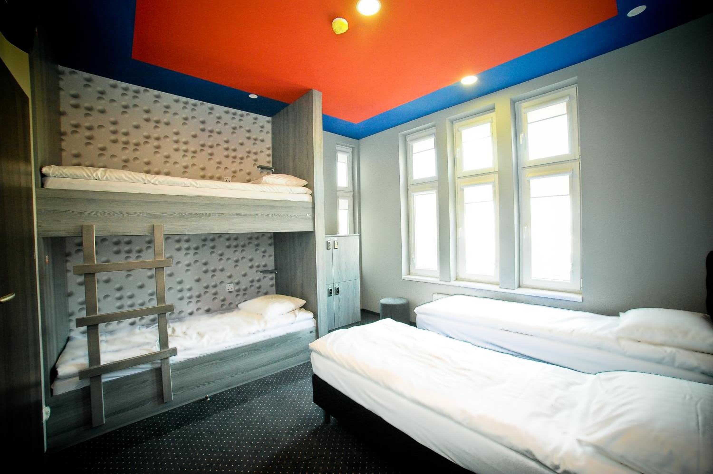 Quadruple Room with Private Bathroom - Photo 7