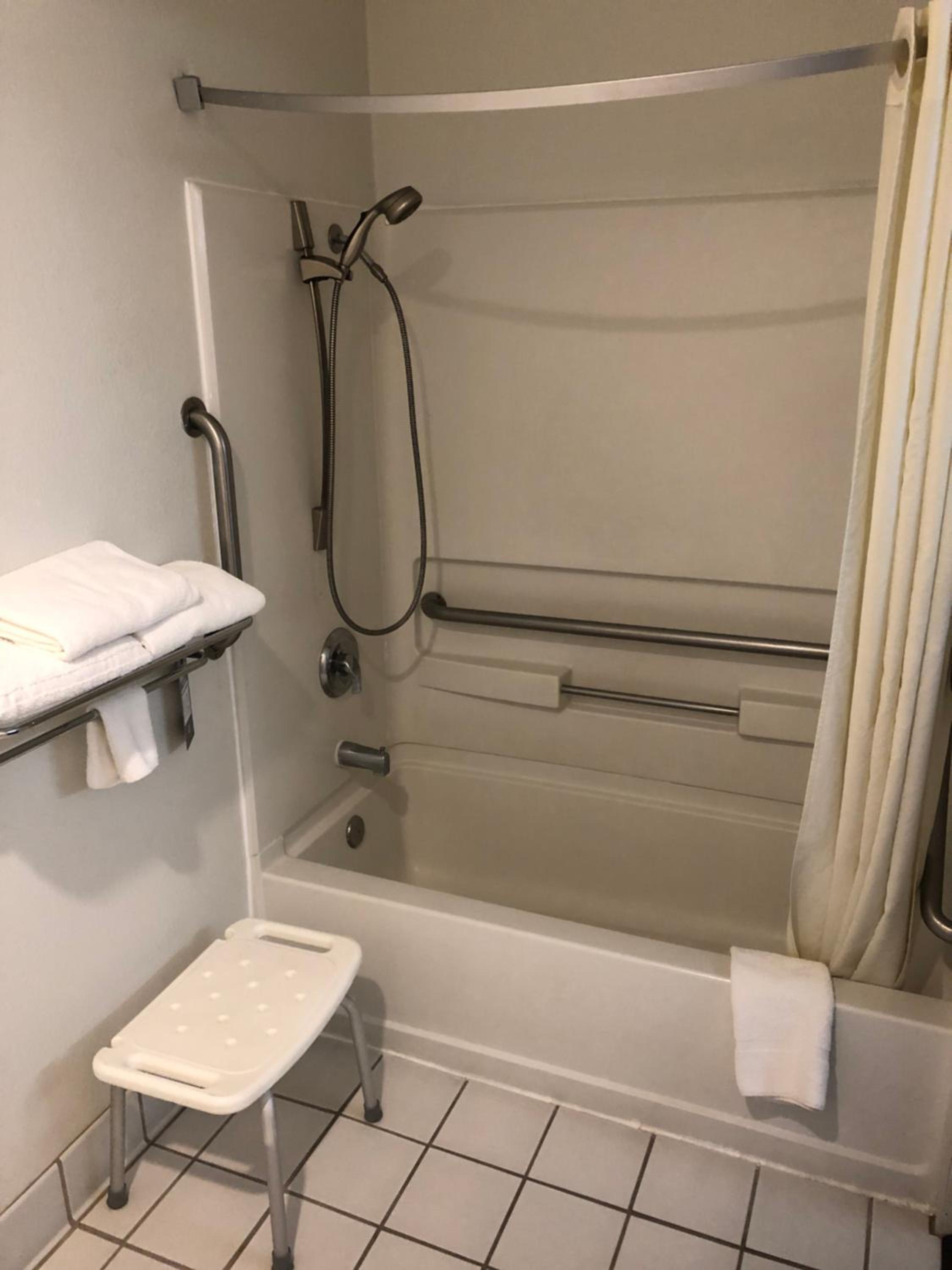 Queen Room - Mobility Access/Non-Smoking - Photo 6