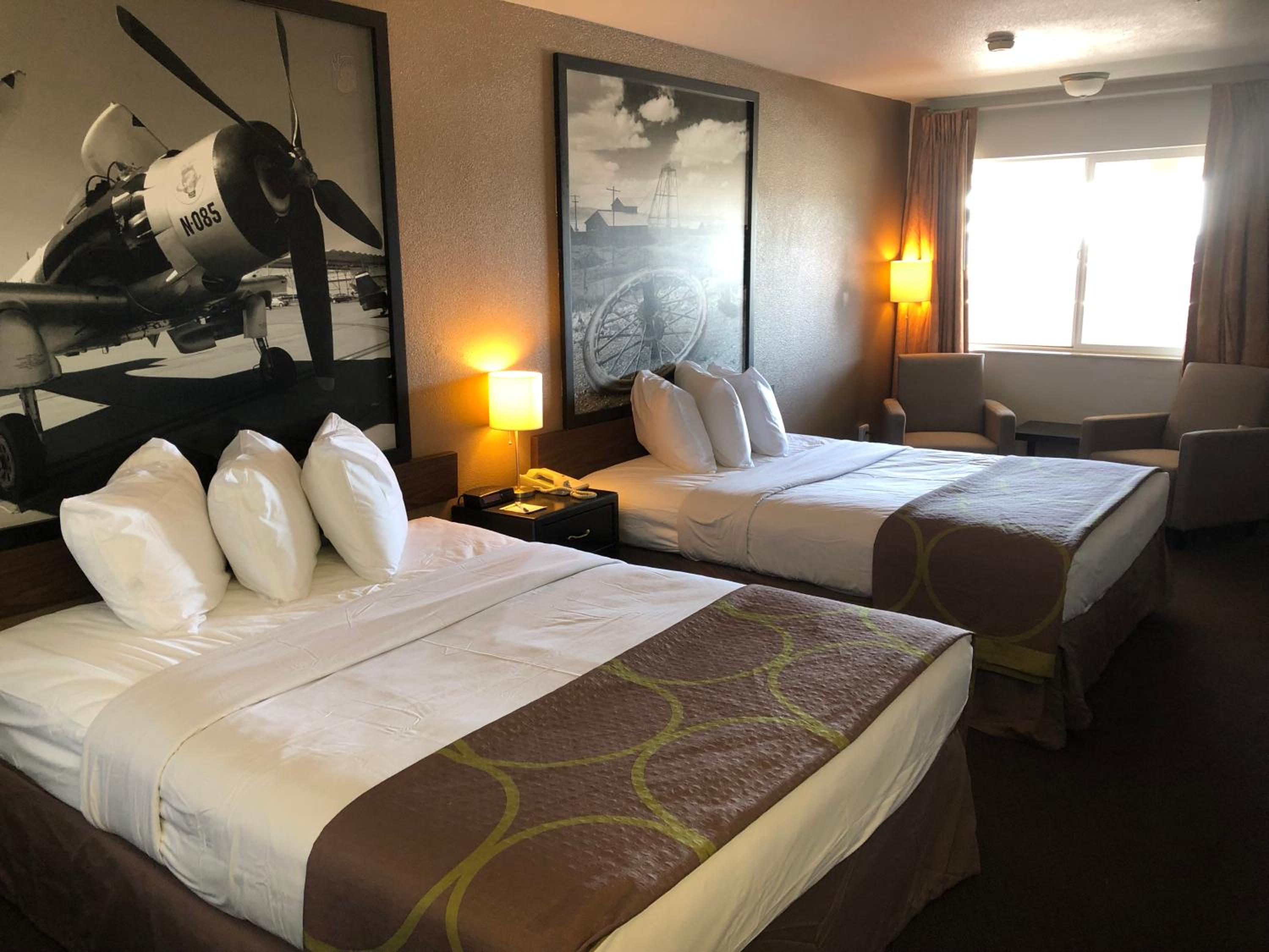 Queen Room with Two Queen Beds - Non-Smoking - Photo 4