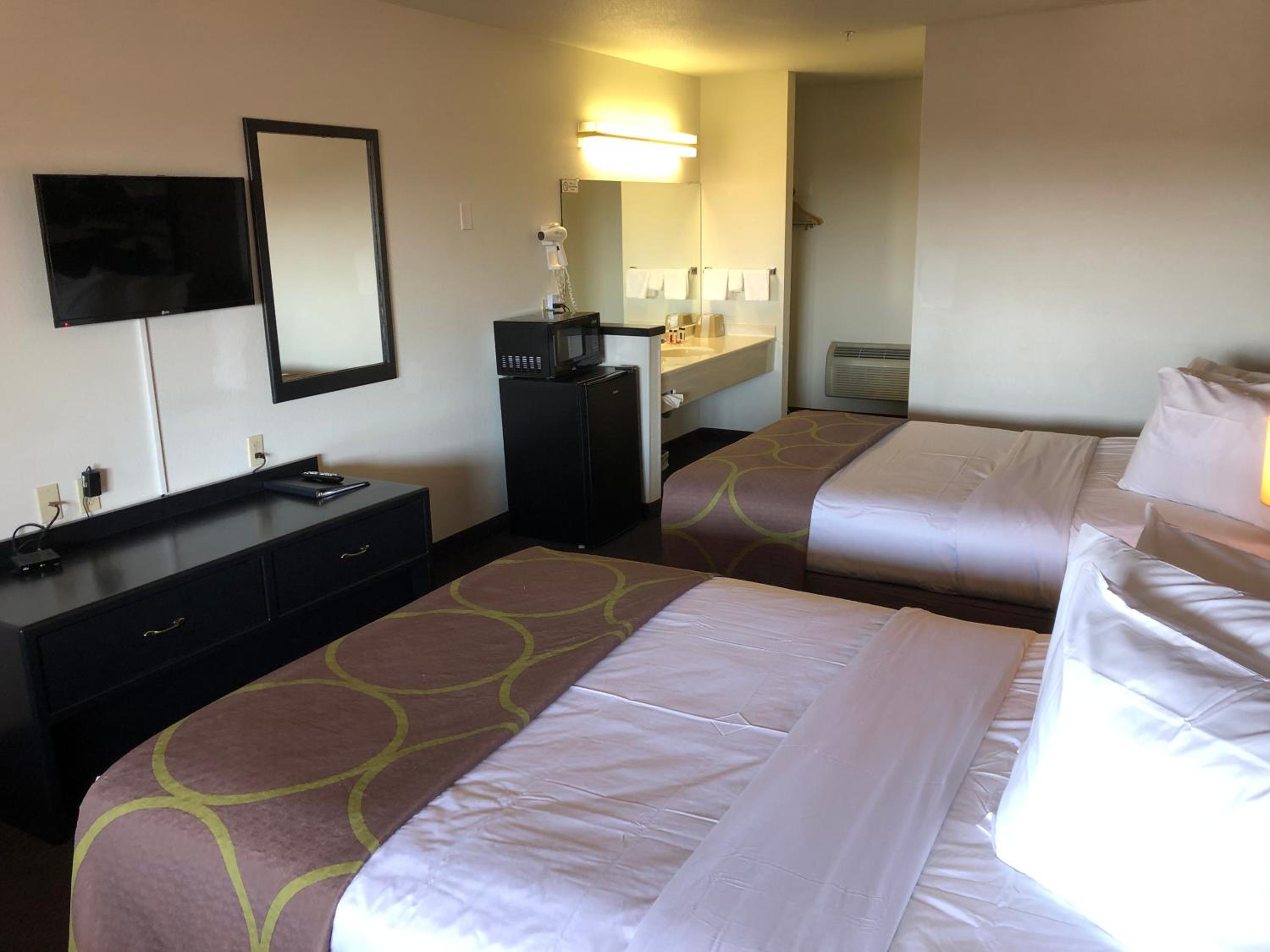 Queen Room with Two Queen Beds - Non-Smoking - Photo 5