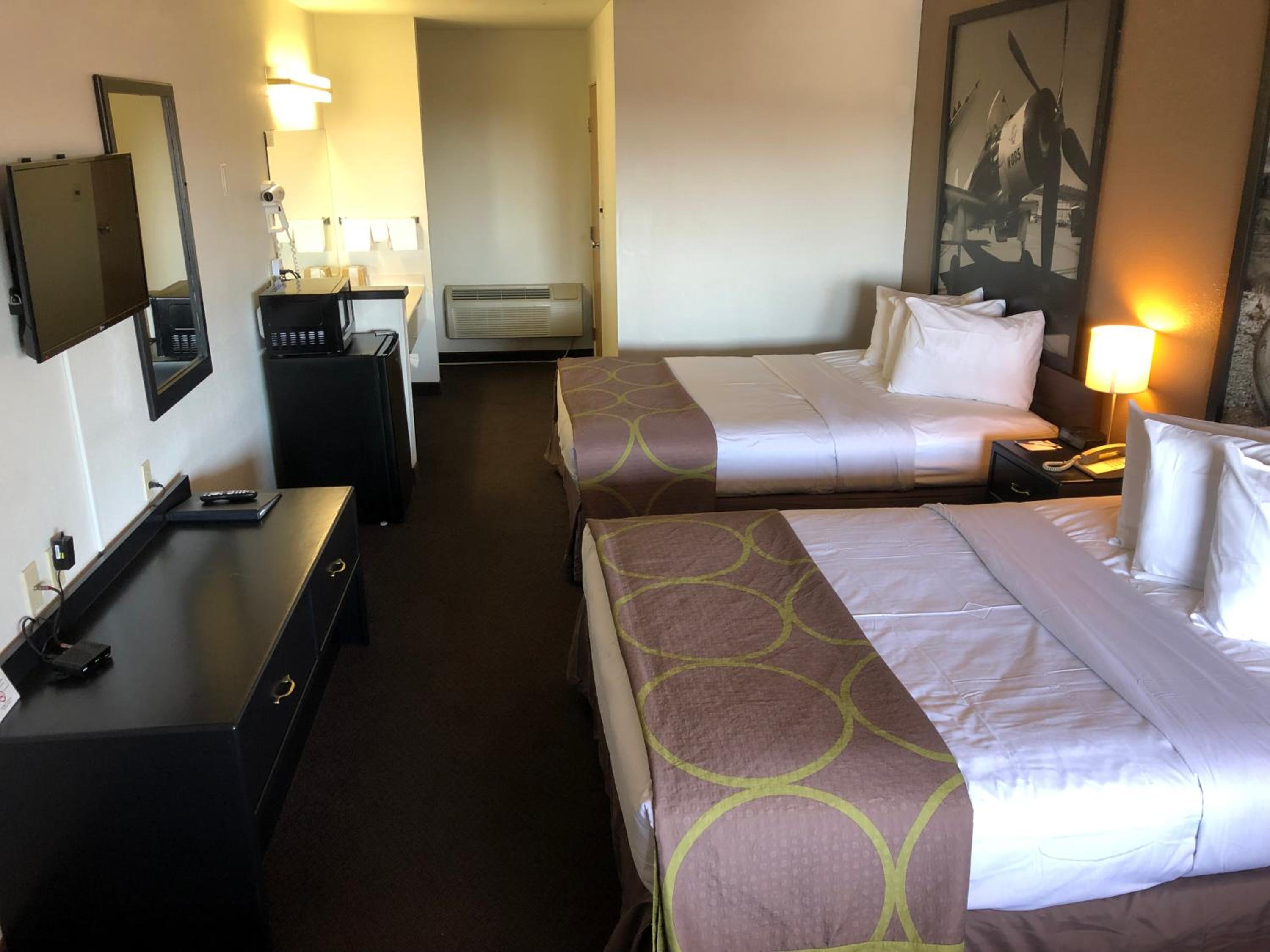 Queen Room with Two Queen Beds - Non-Smoking - Photo 2