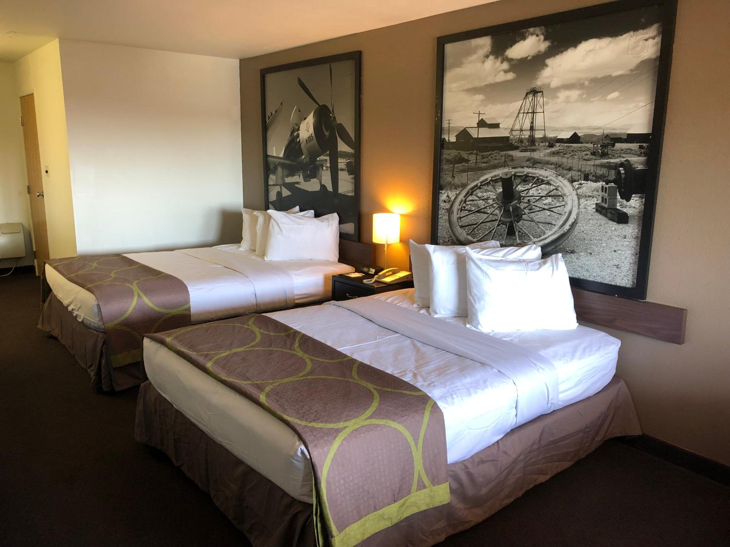 Queen Room with Two Queen Beds - Non-Smoking - Photo 3