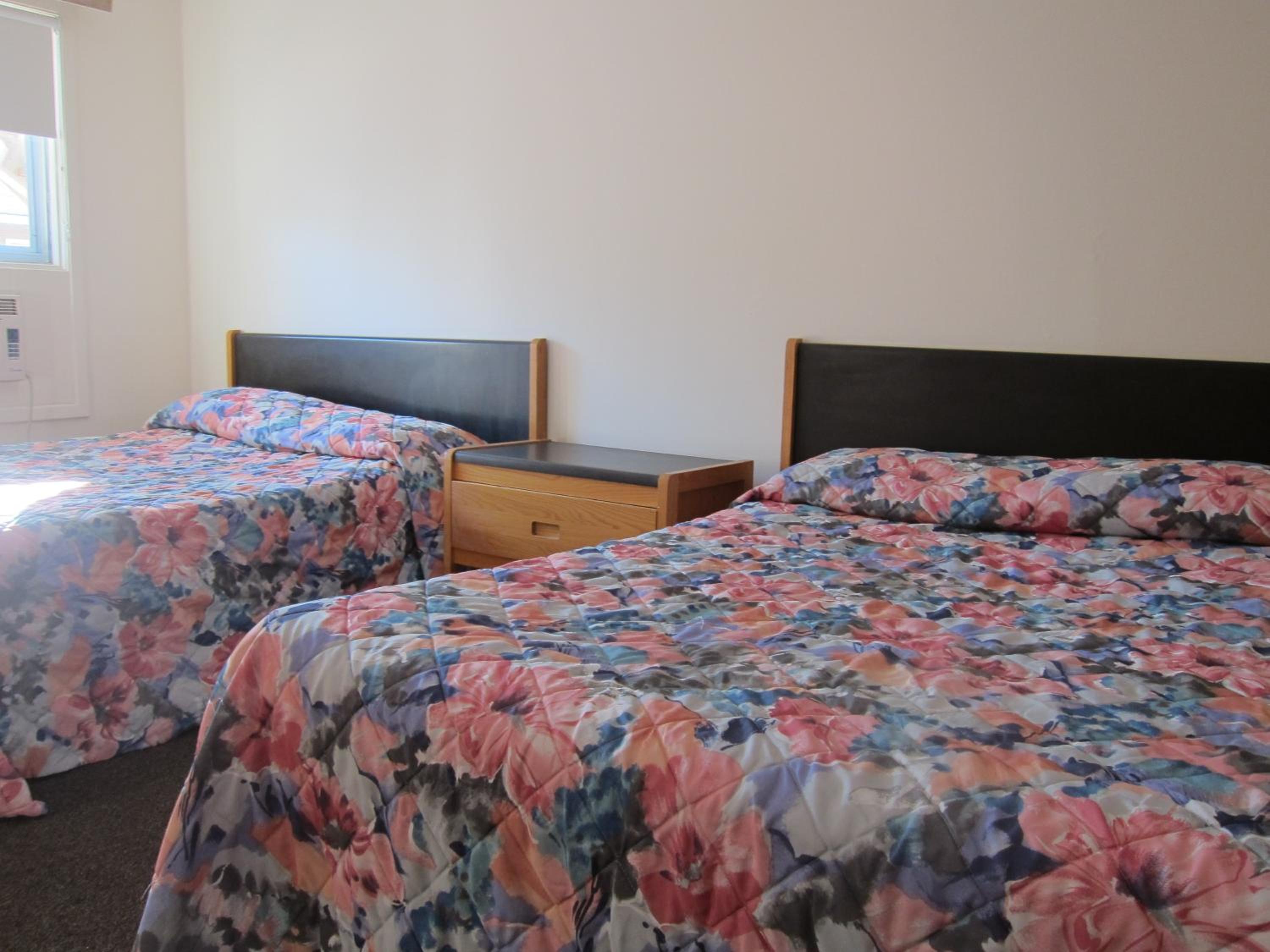 Queen Room with Two Queen Beds photo 2