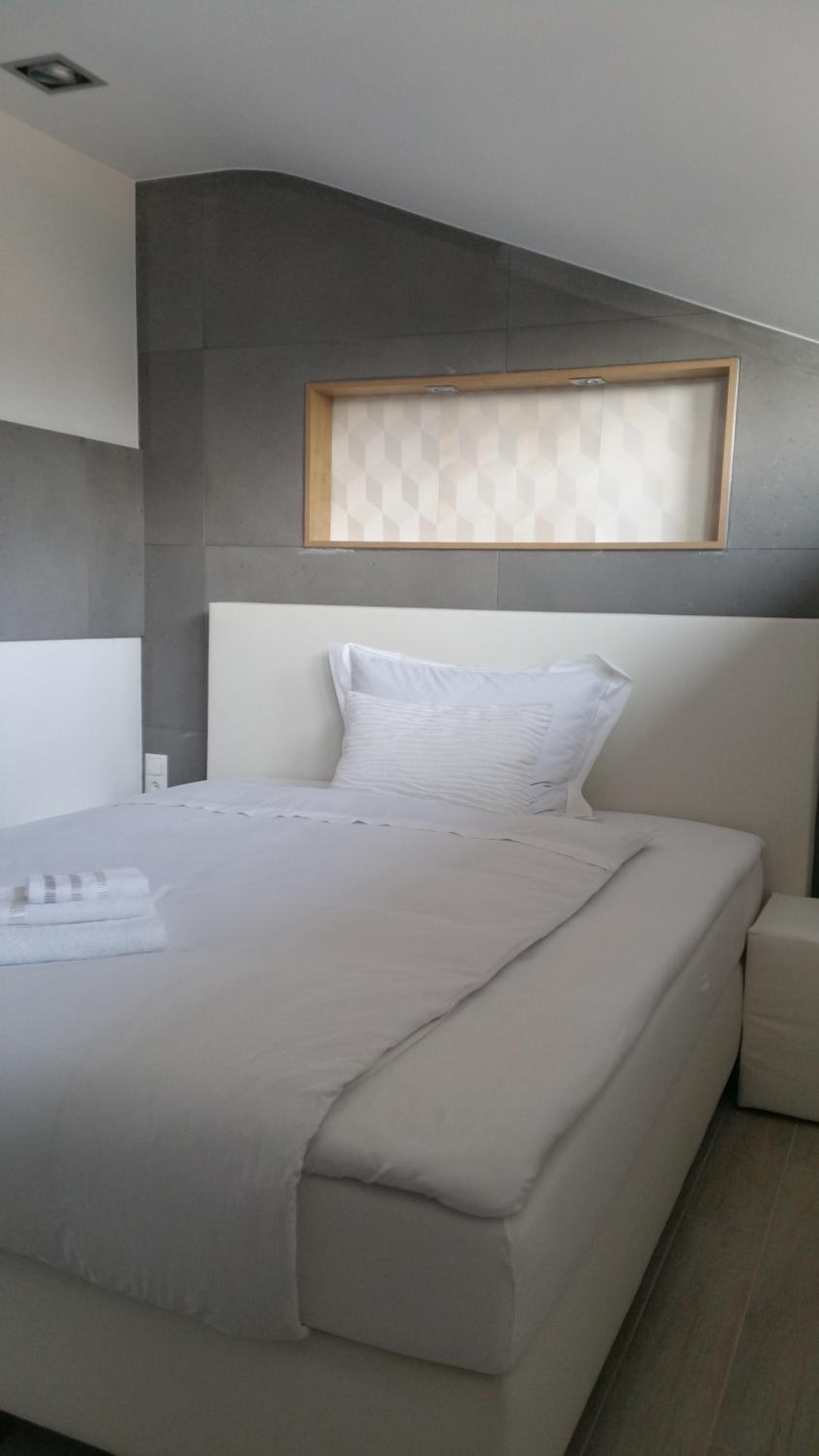Deluxe Double Room with Shower - Photo 12