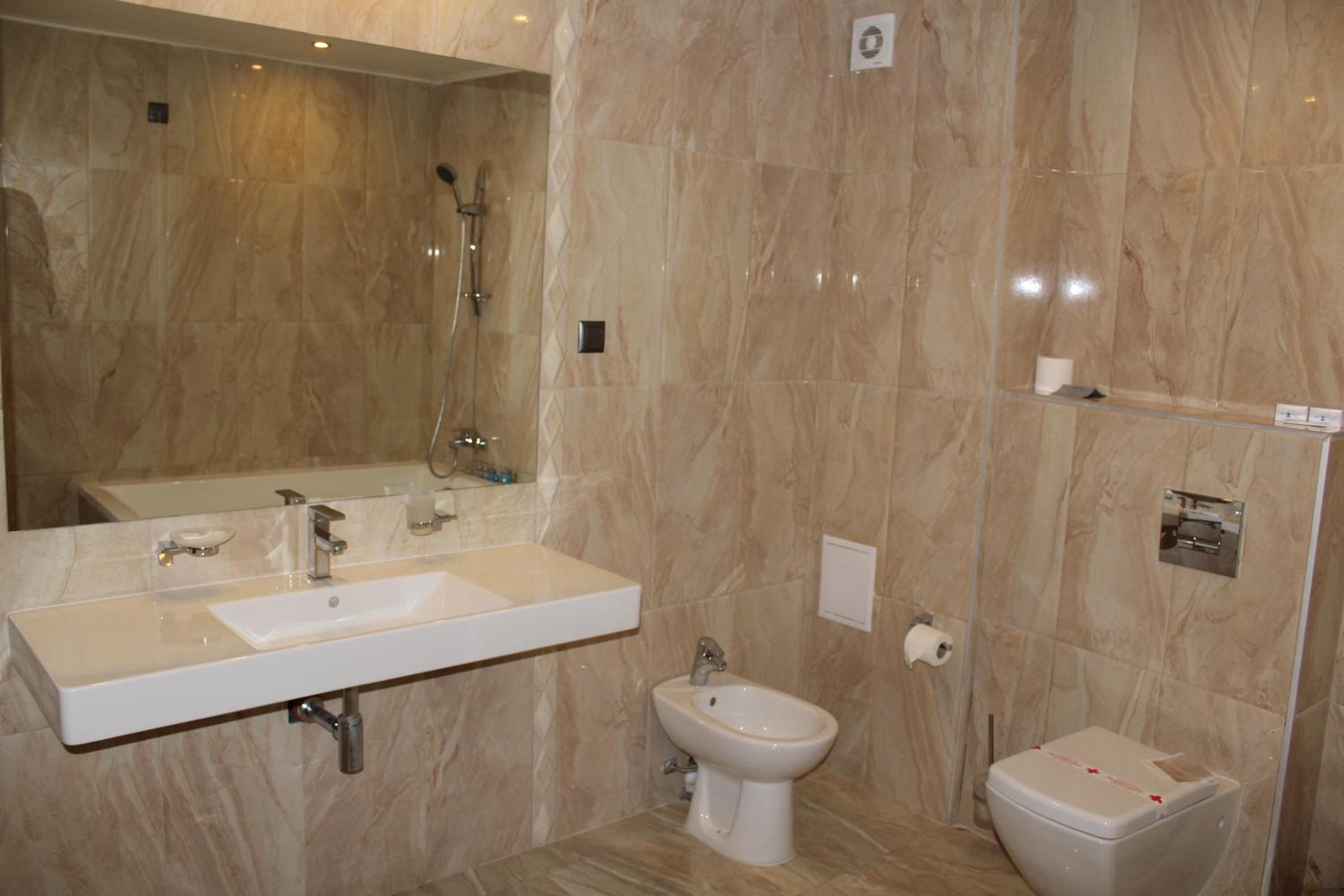 Double Room with Balcony (2 Adults + 1 Child) - Photo 2