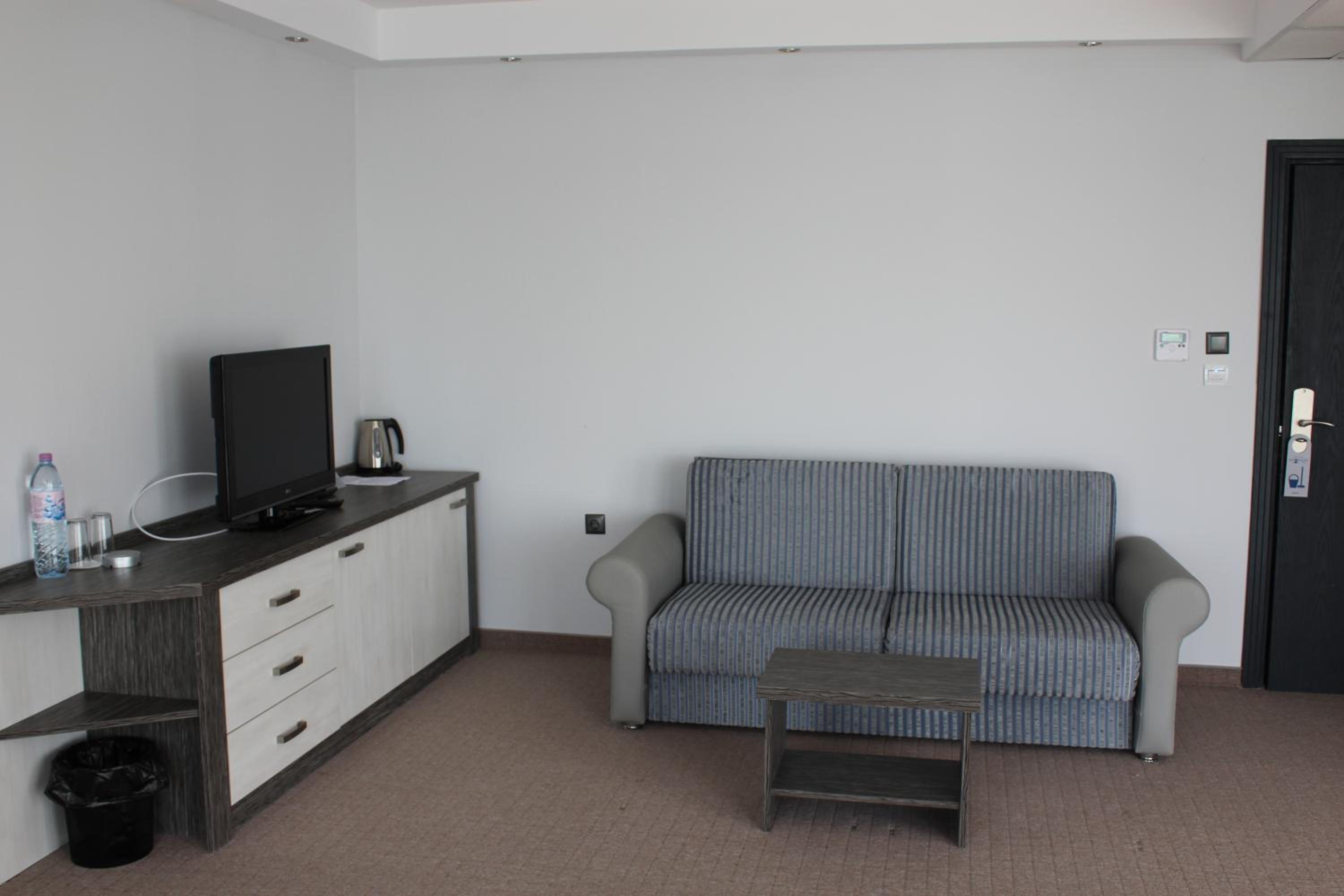 Double Room with Balcony (2 Adults + 2 Children) - Photo 4