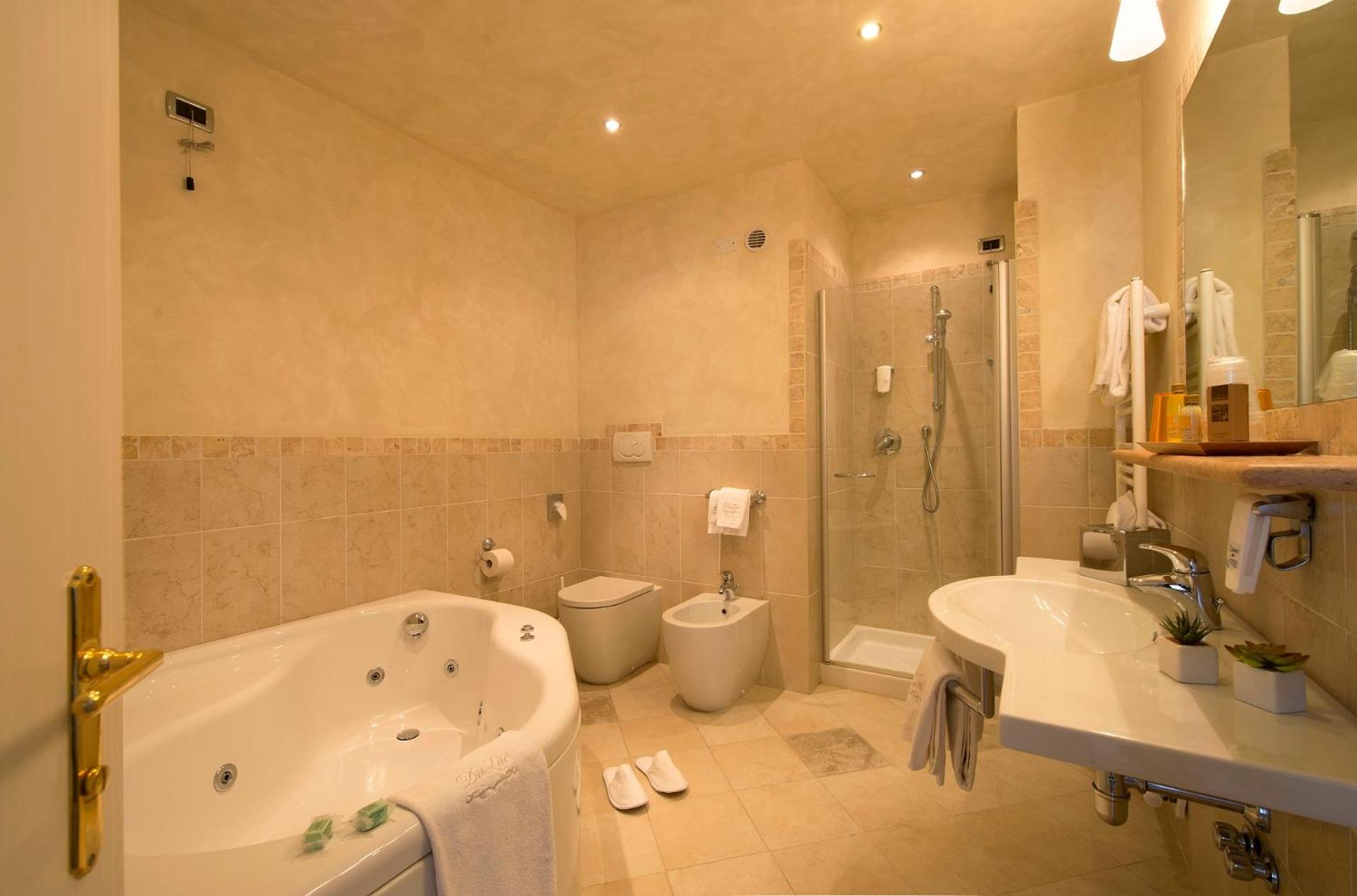 Junior Suite with jacuzzi photo 3