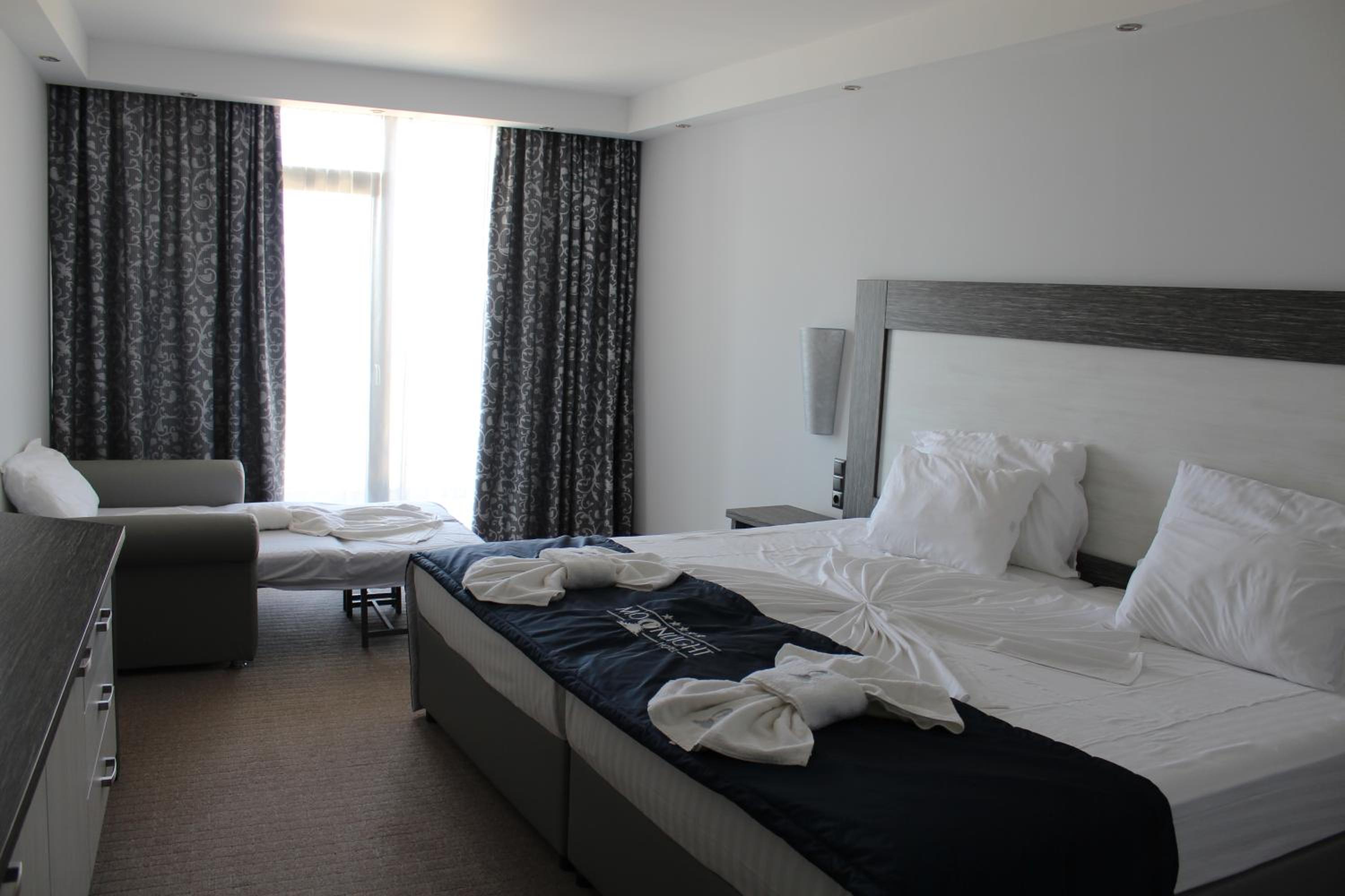 Double Room with Balcony (2 Adults + 1 Child) - Photo 3
