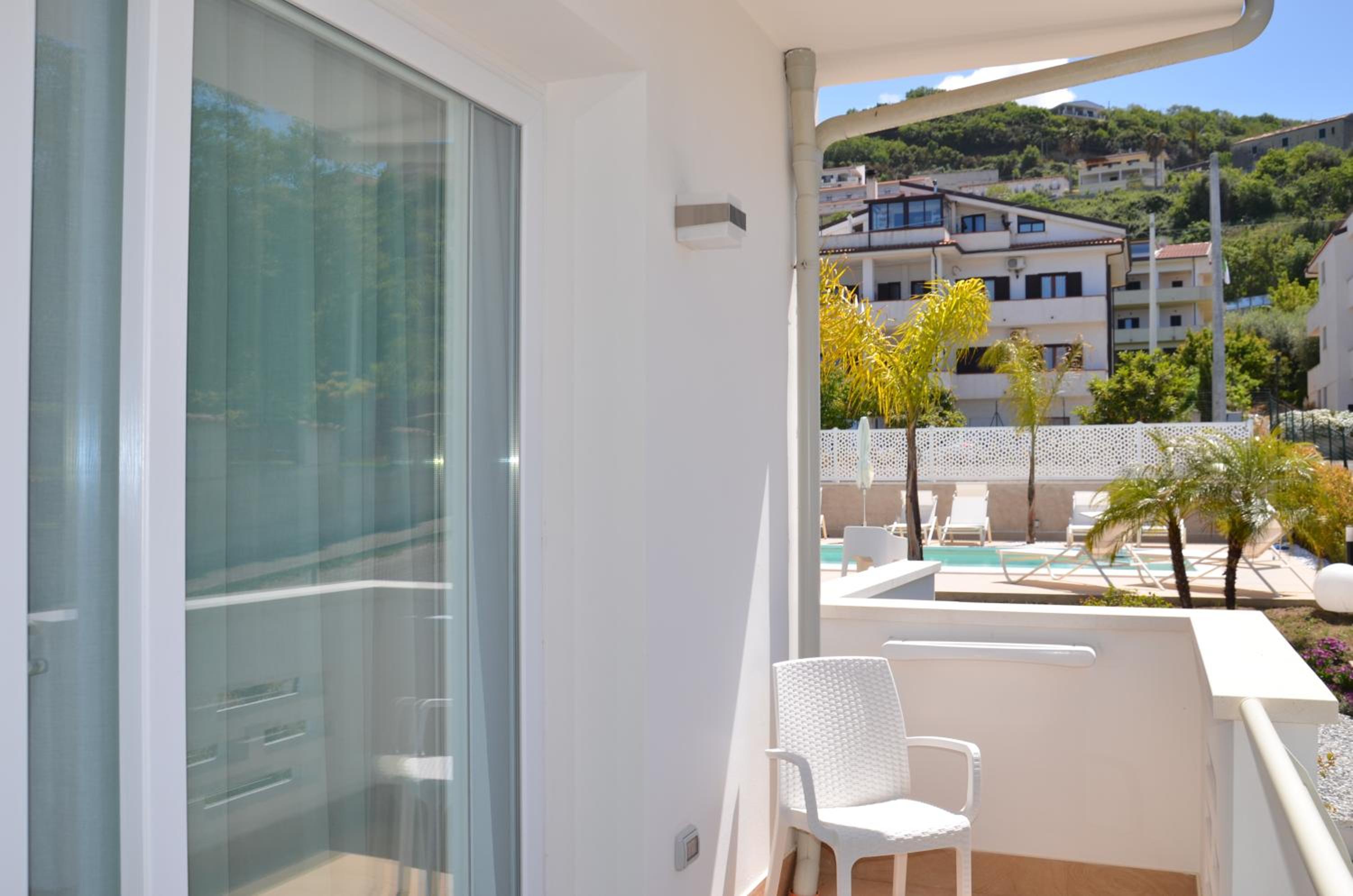 Deluxe Double Room with Balcony photo 2