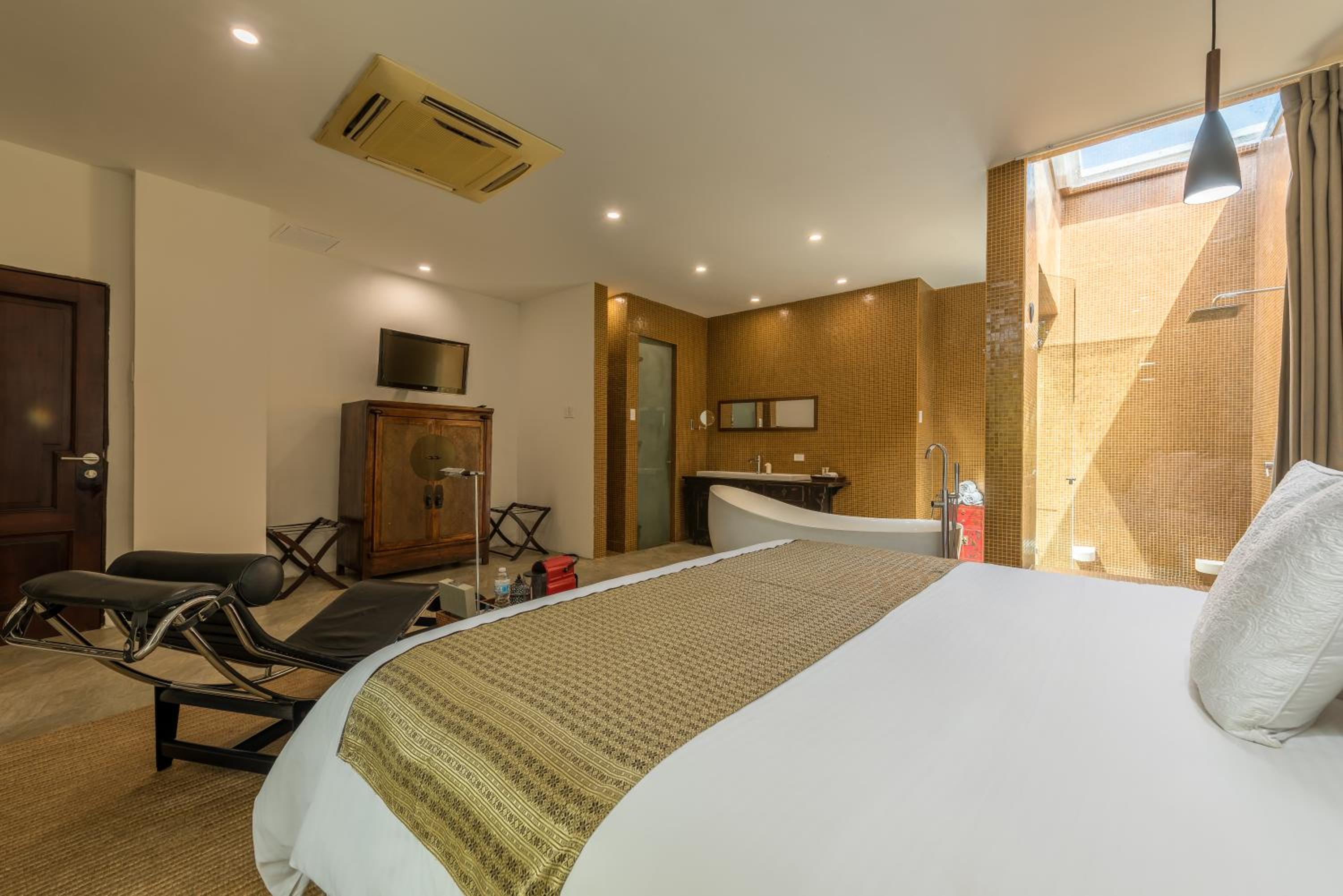 Deluxe Room (2 Adults + 1 Child) photo 2