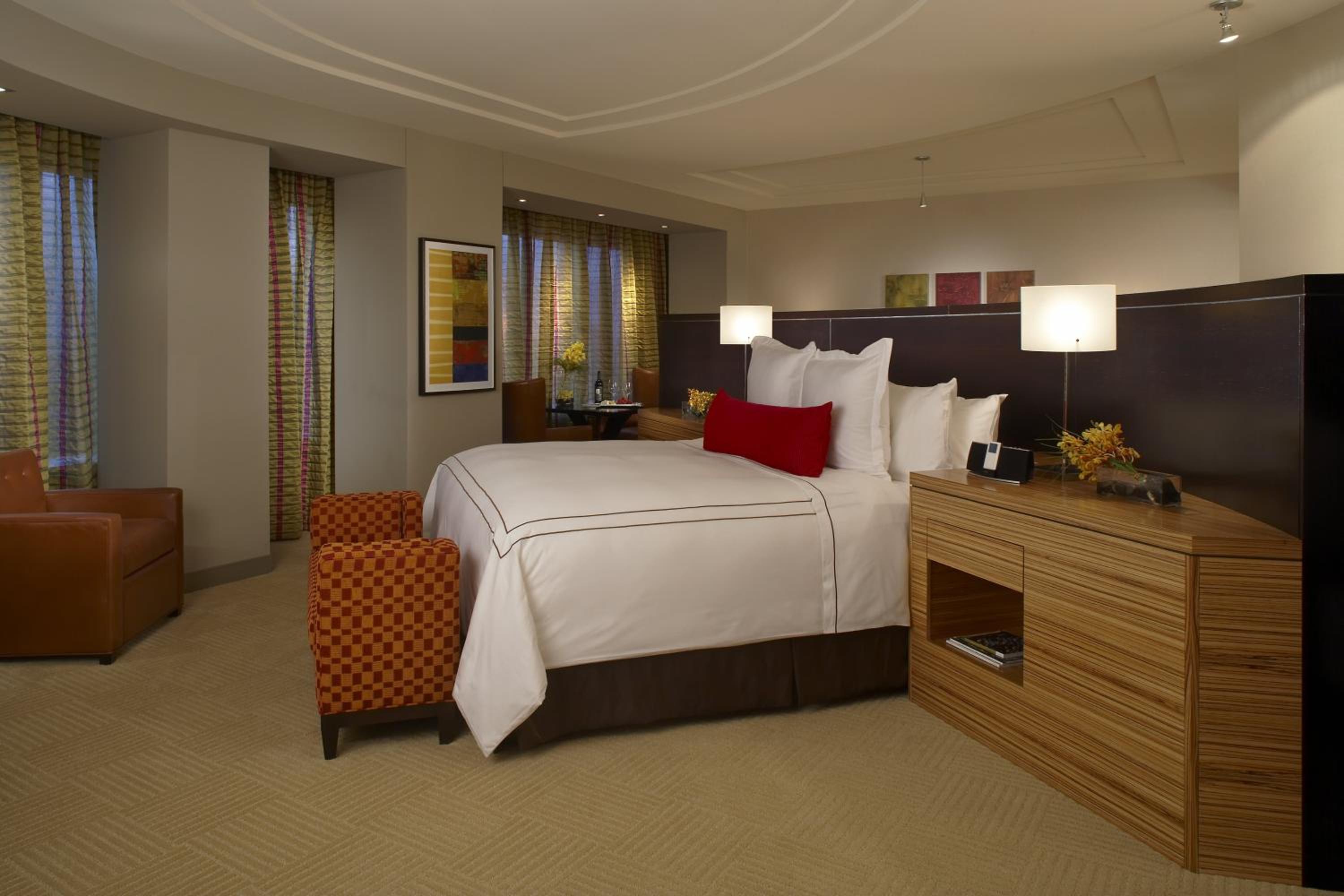 Luxury Corner Suite - Photo 1