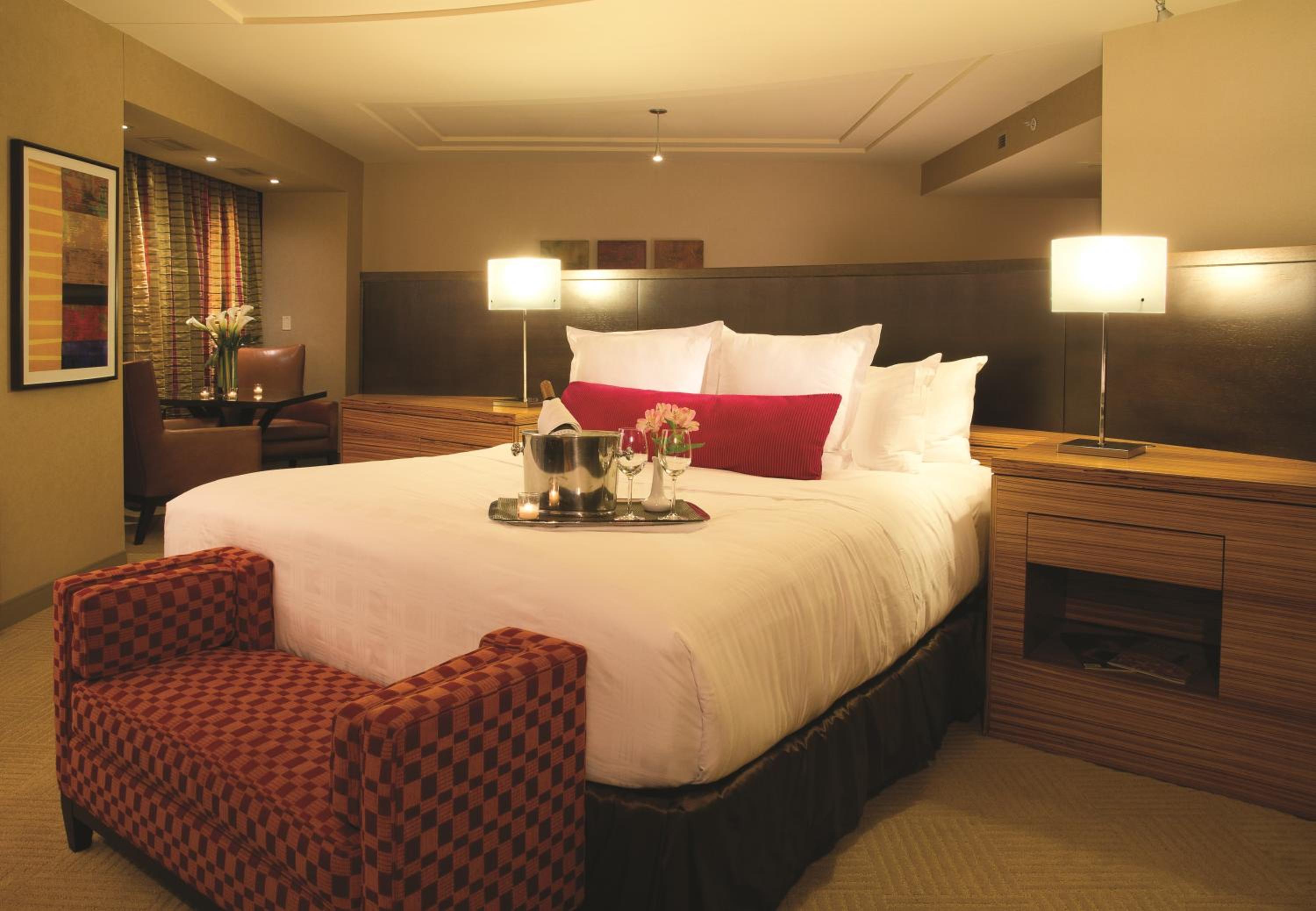 Luxury Corner Suite - Photo 4