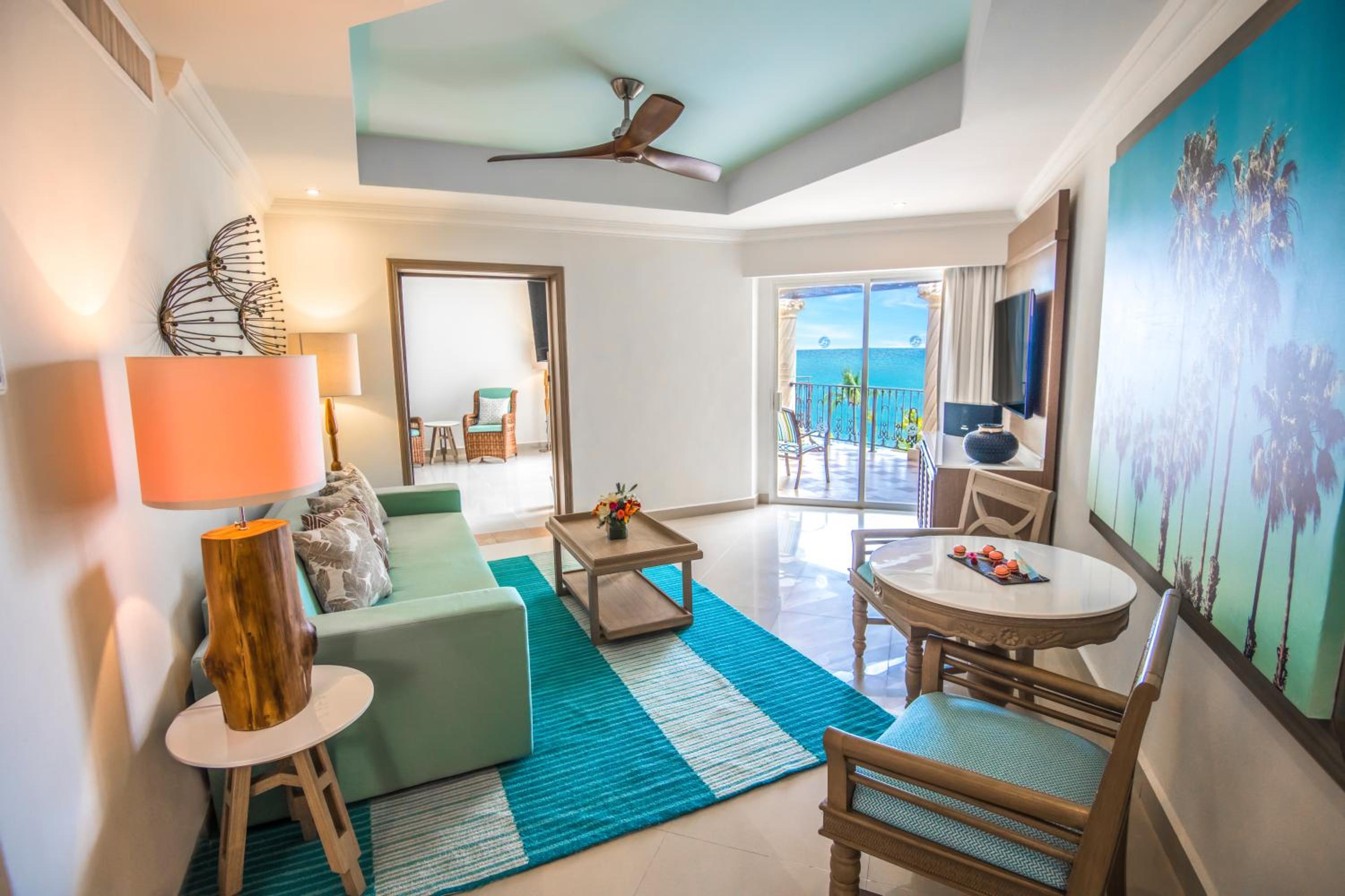 Master Suite One Bedroom, 1 King Bed, Oceanfront  - Photo 2