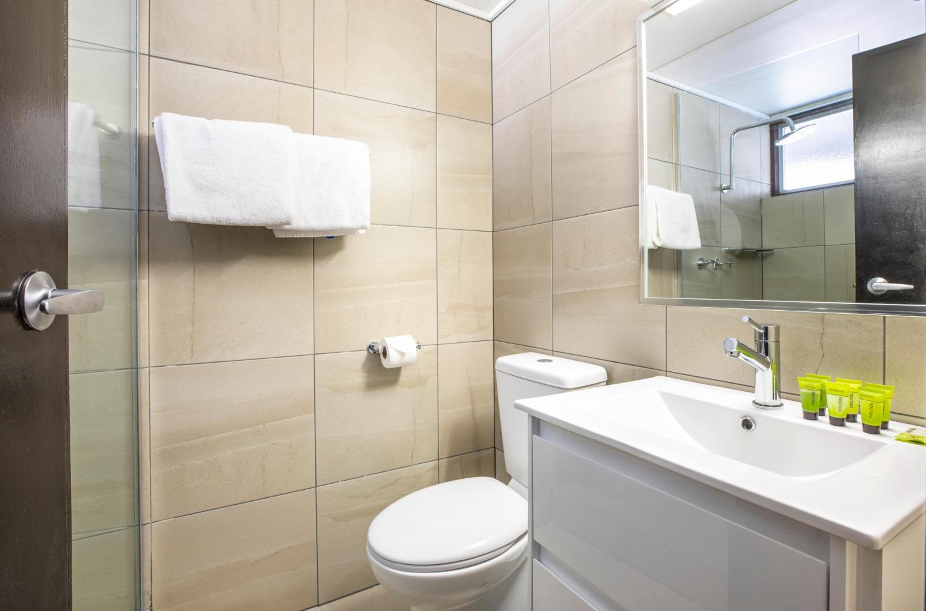 King and Single Studio with Free Welcome Drink for Two Guests photo 2