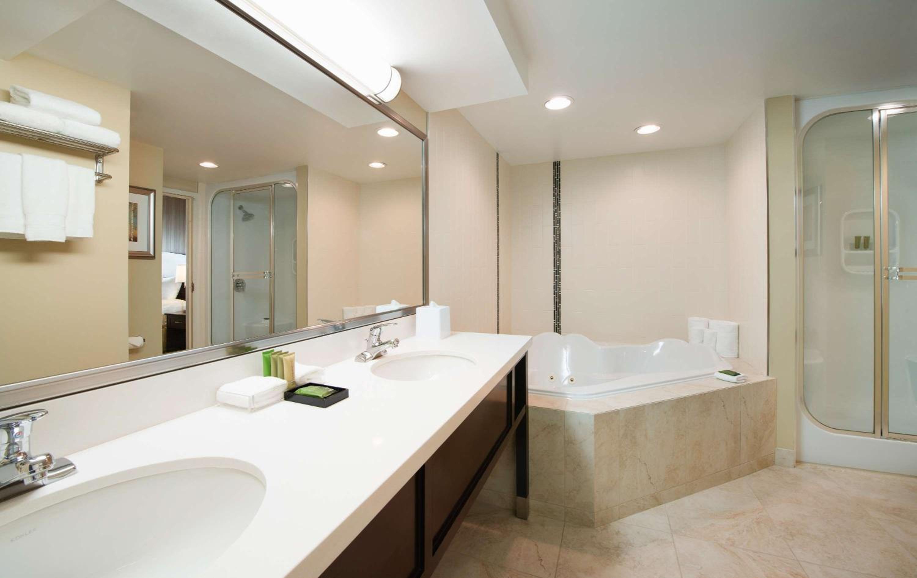 King Suite with Sofa Bed and Whirlpool - Nonsmoking - Photo 3