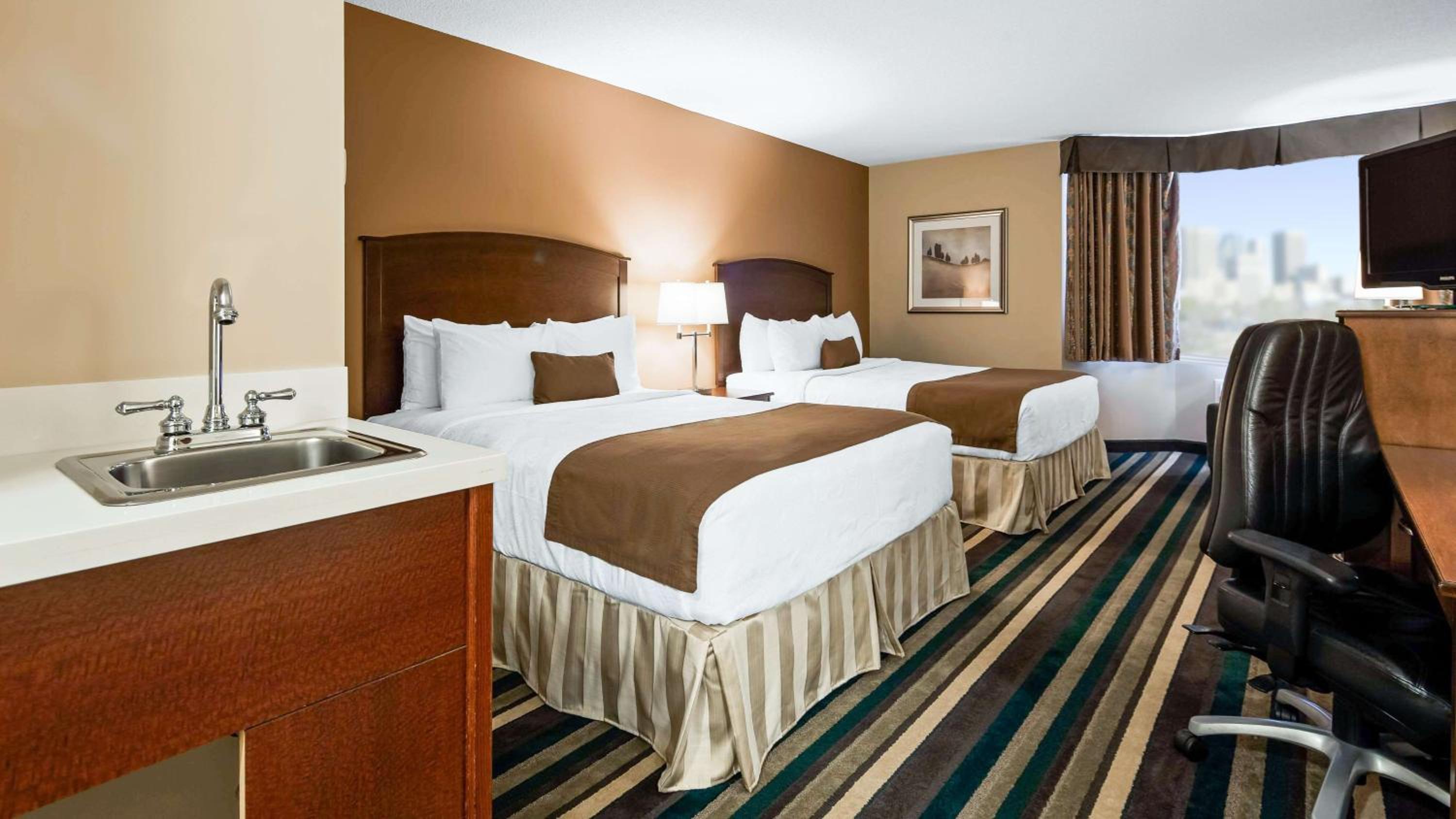 Queen Room with Two Queen Beds - Pet Friendly/Non-Smoking - Photo 2