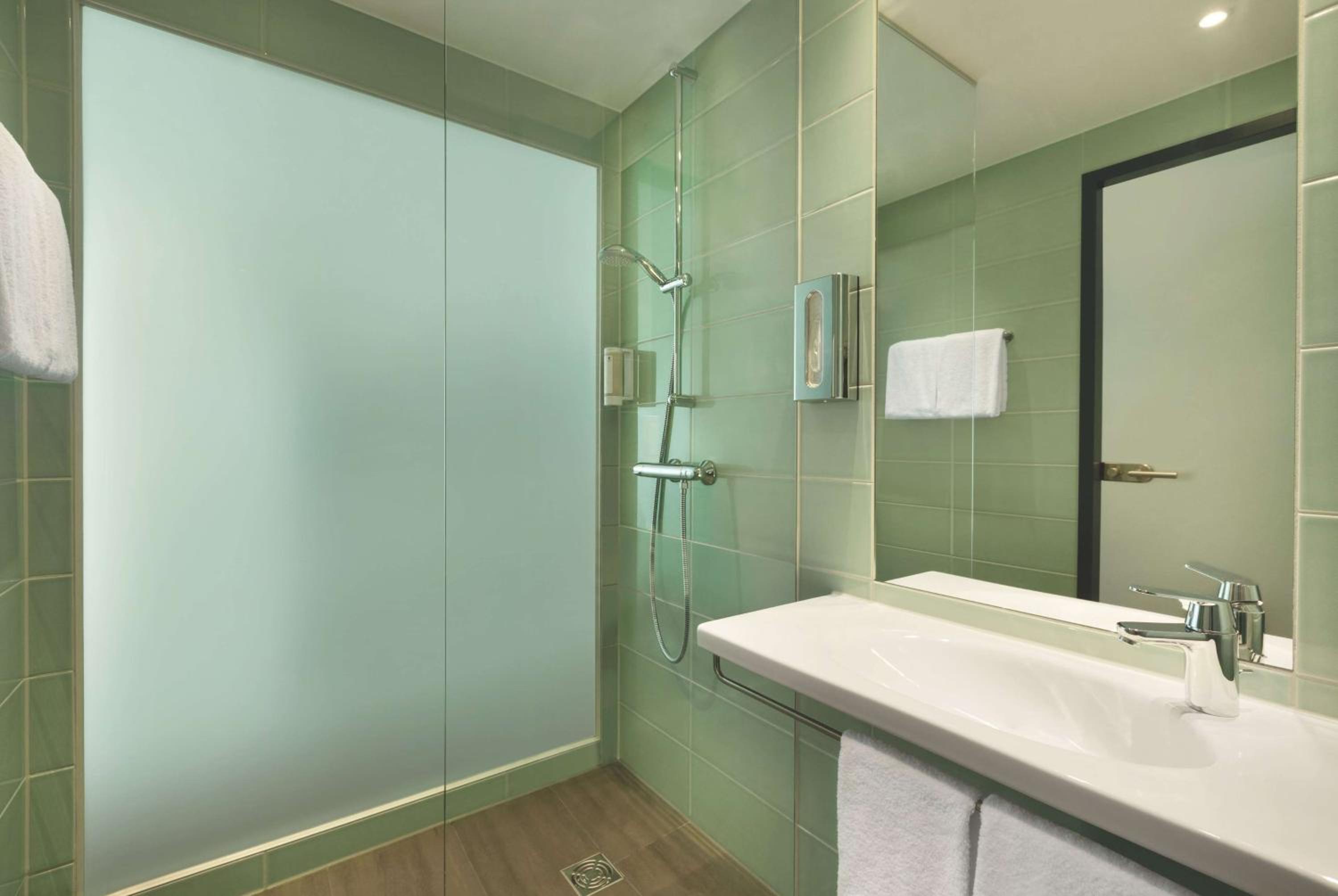 Standard Twin Room - Photo 4