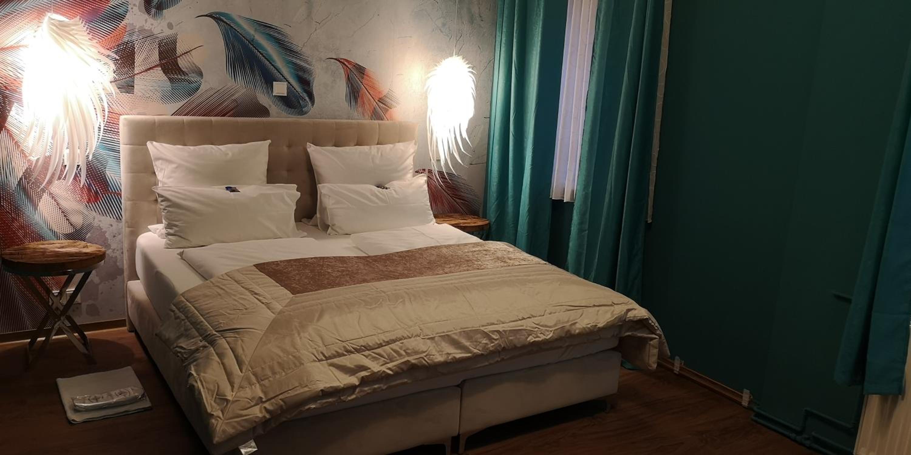 Standard King Room - Photo 11