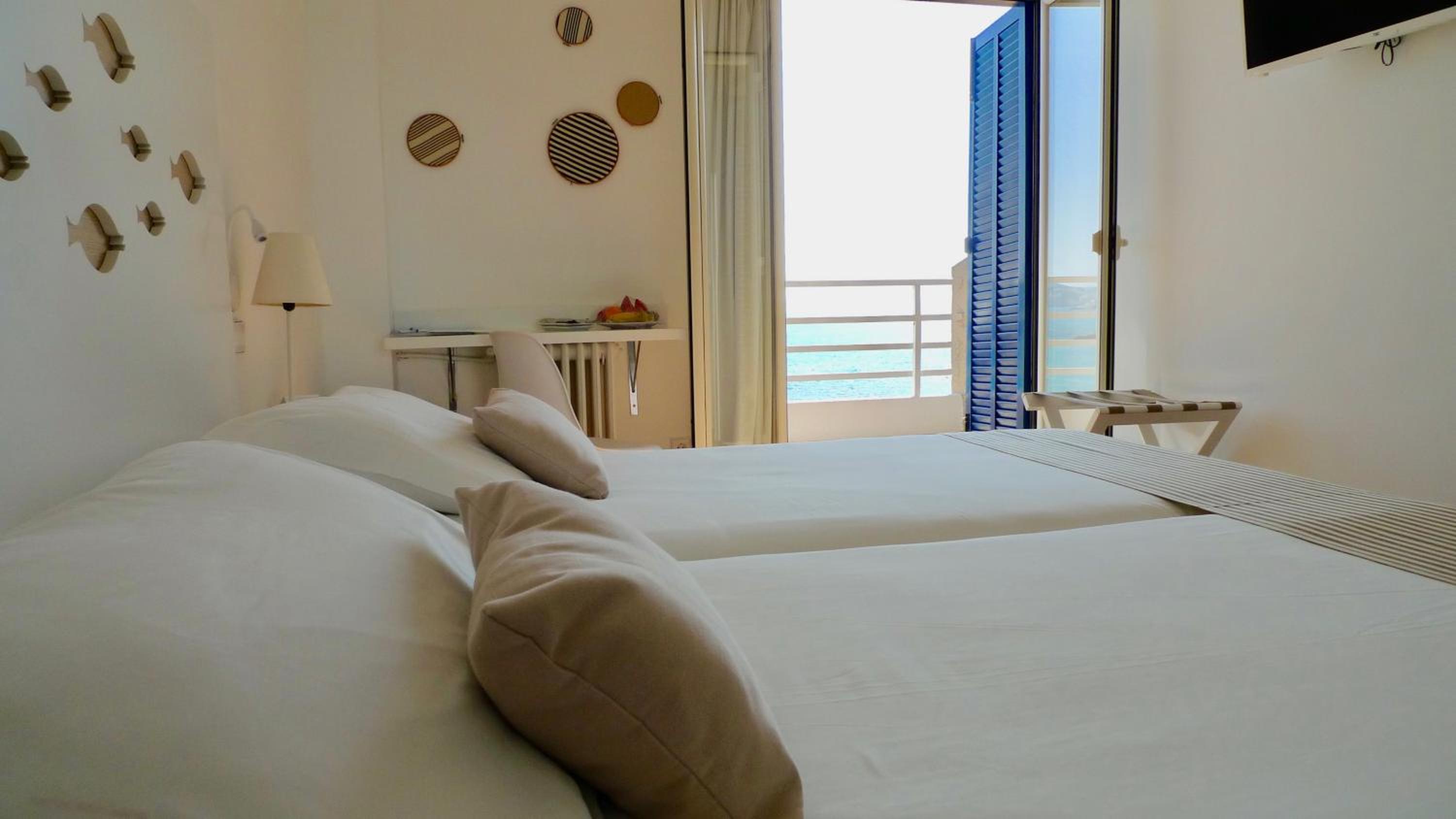 Double or Twin Room with Sea View photo 2