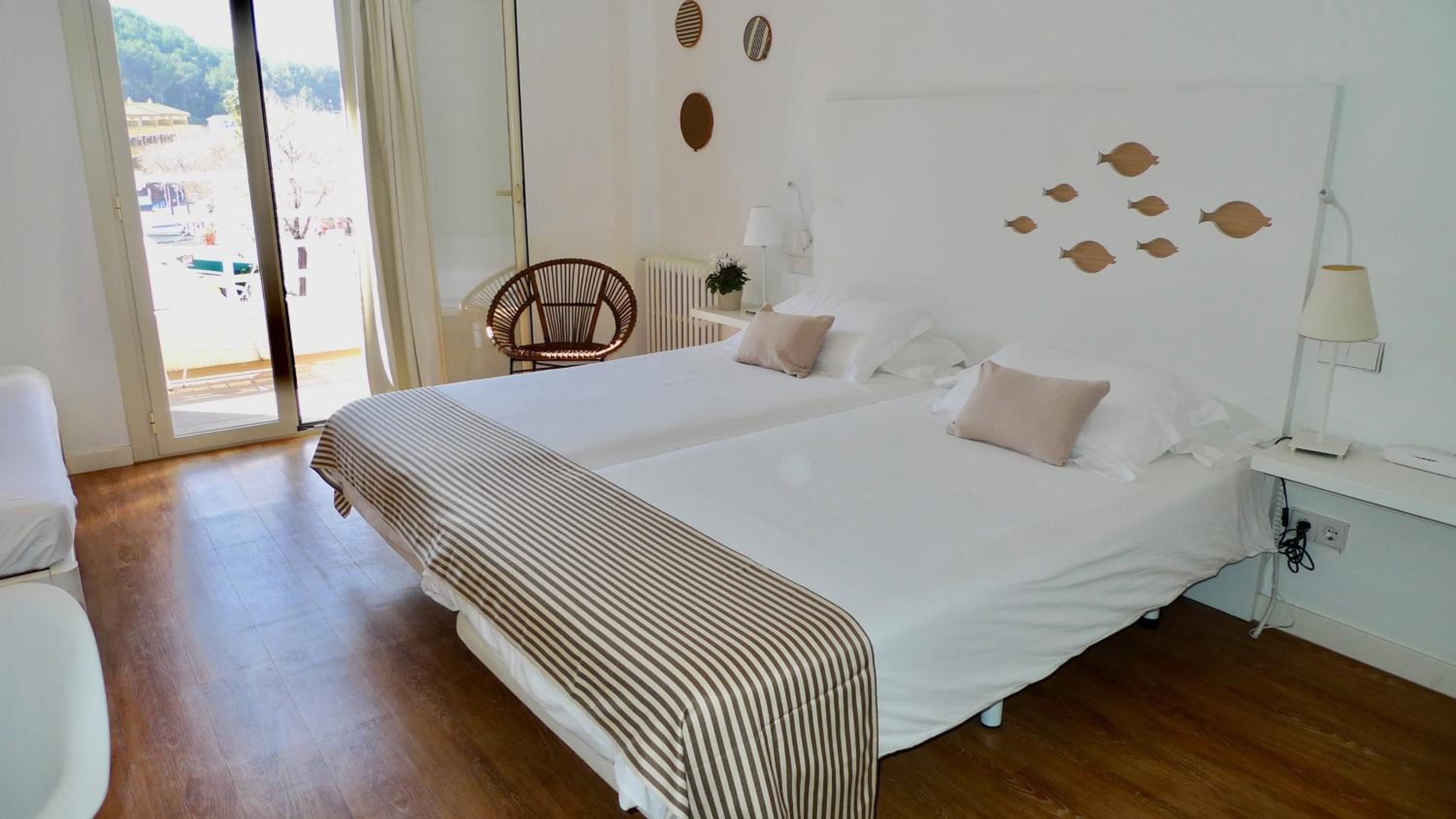 Double or Twin Room with Side Sea View photo 2