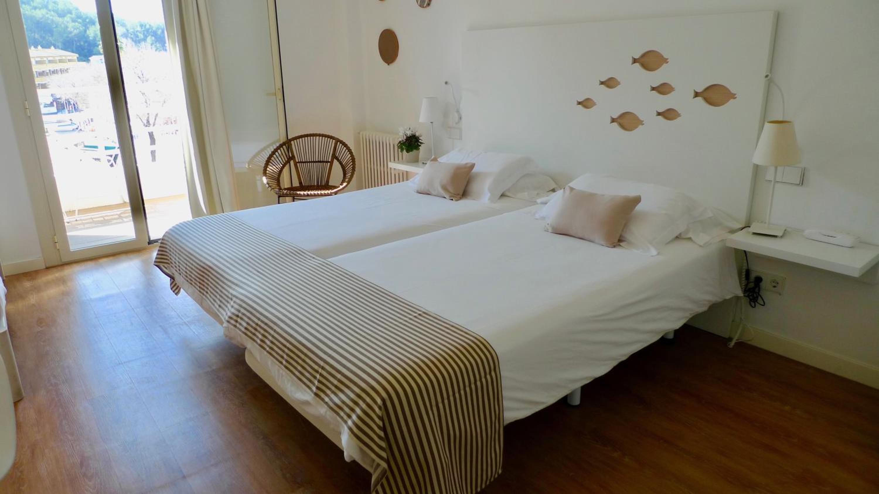 Double or Twin Room with Side Sea View photo 3