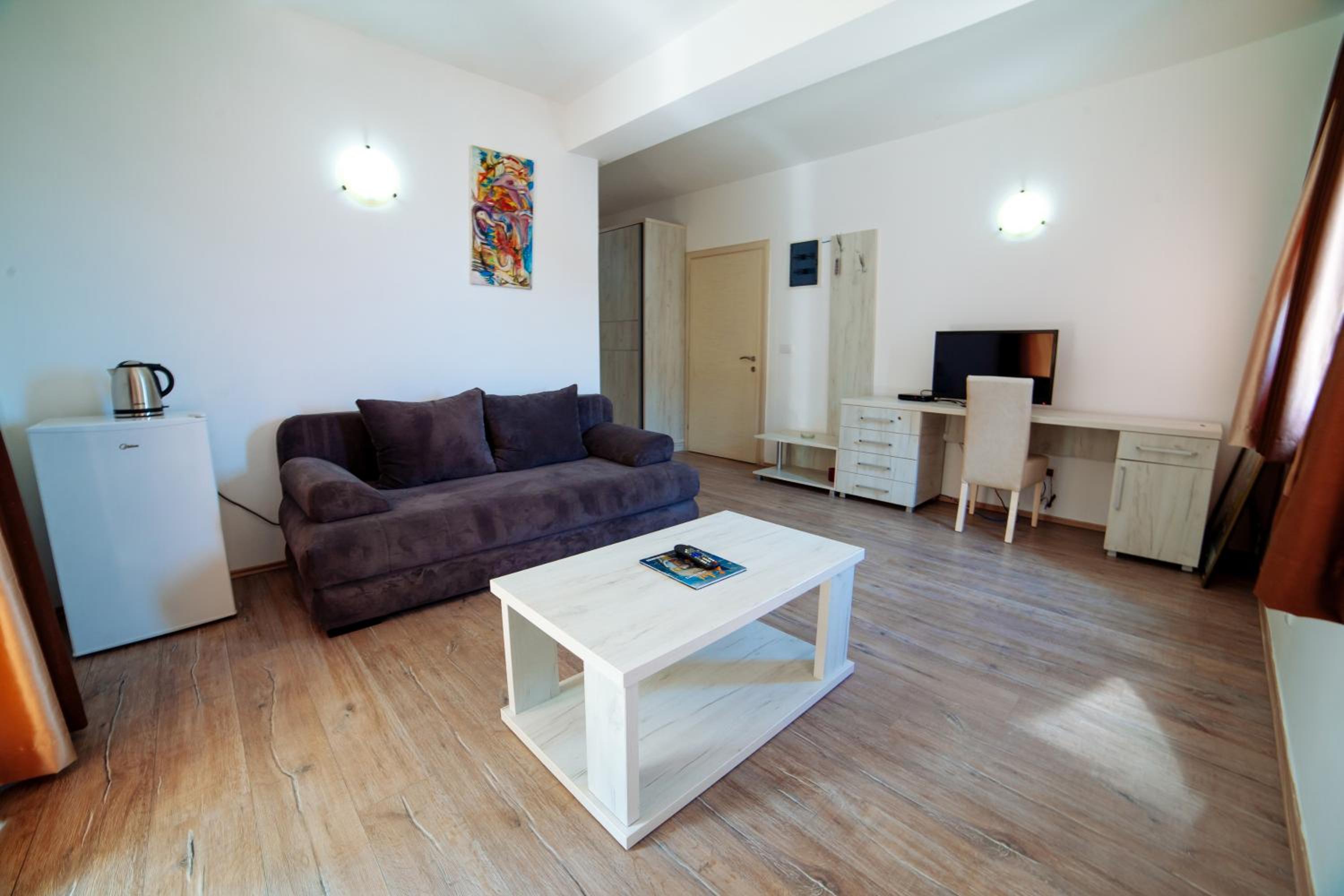 One-Bedroom Apartment photo 2