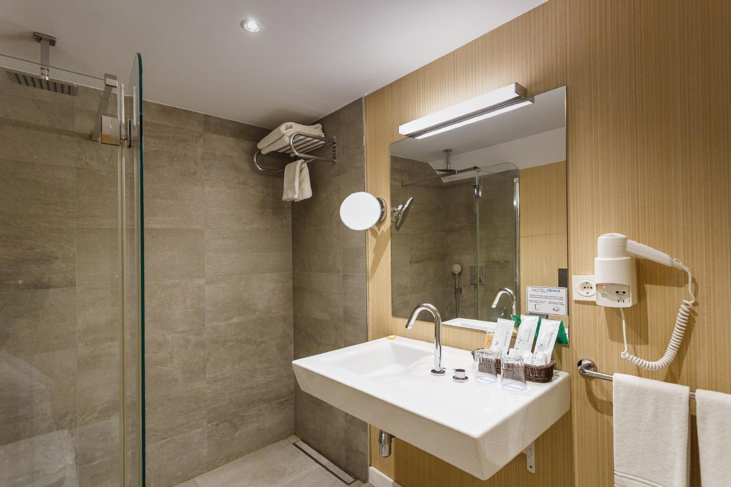 Double or Twin Room - Photo 6
