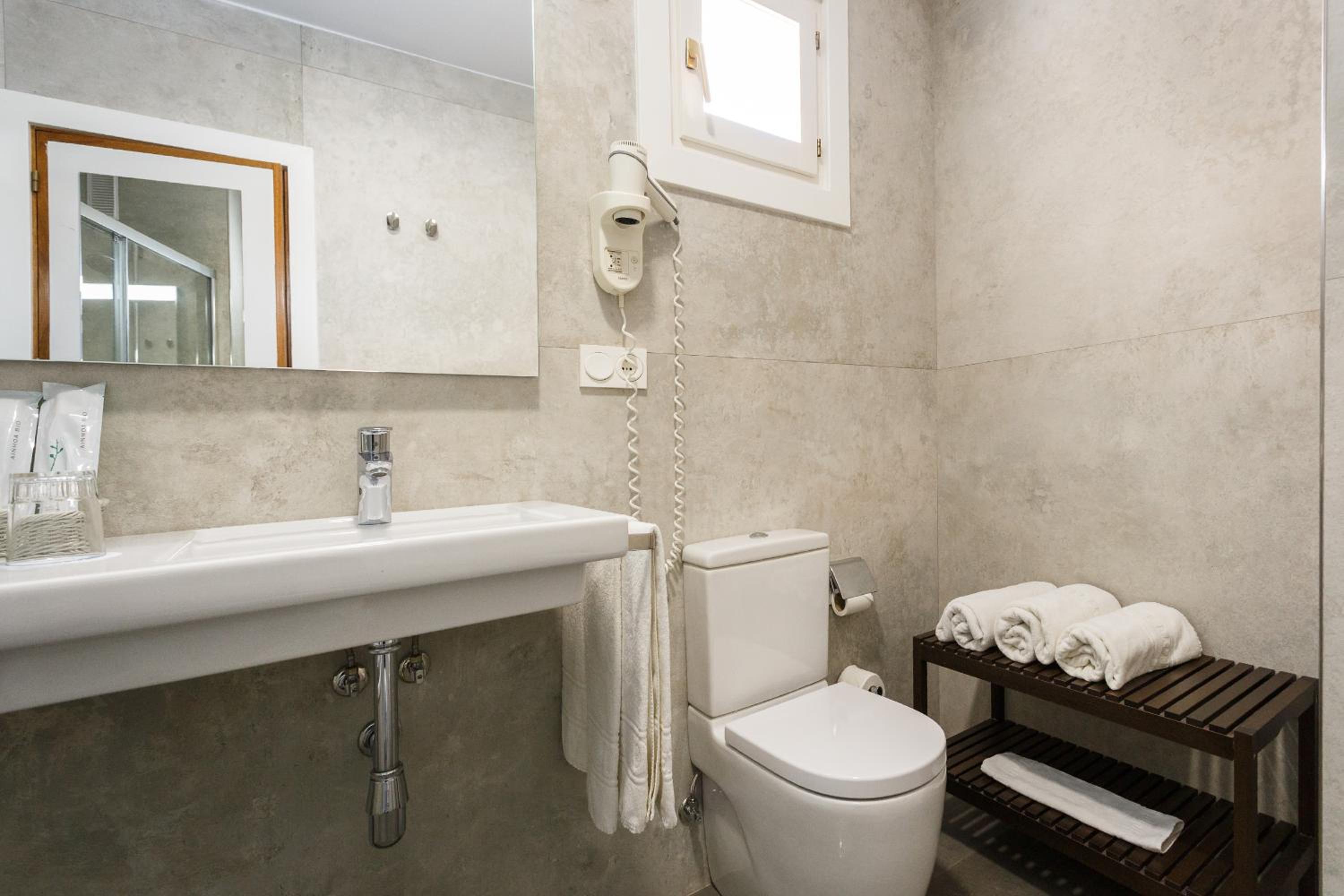 Double or Twin Room - Photo 8