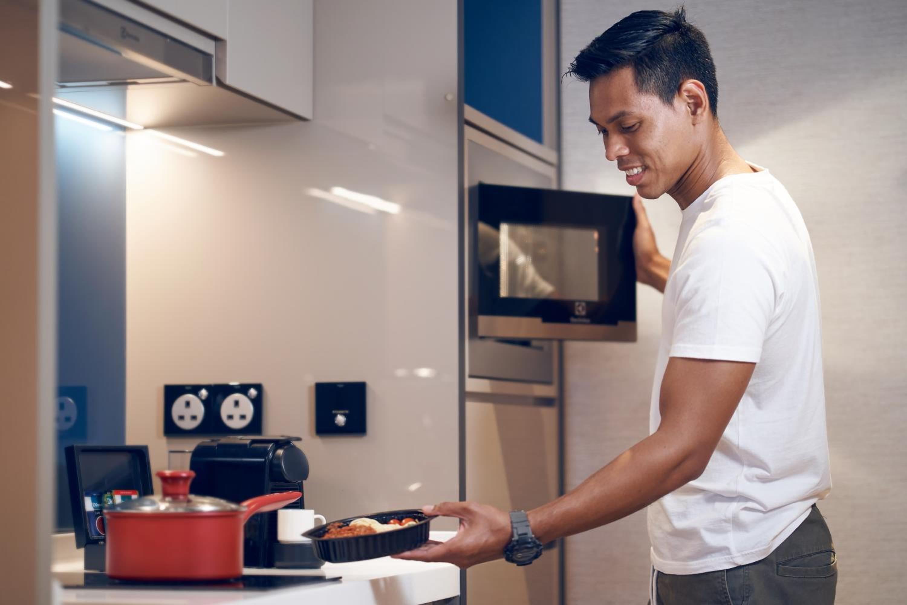 Studio Executive with Kitchenette & Lounge Access thumbnail 5