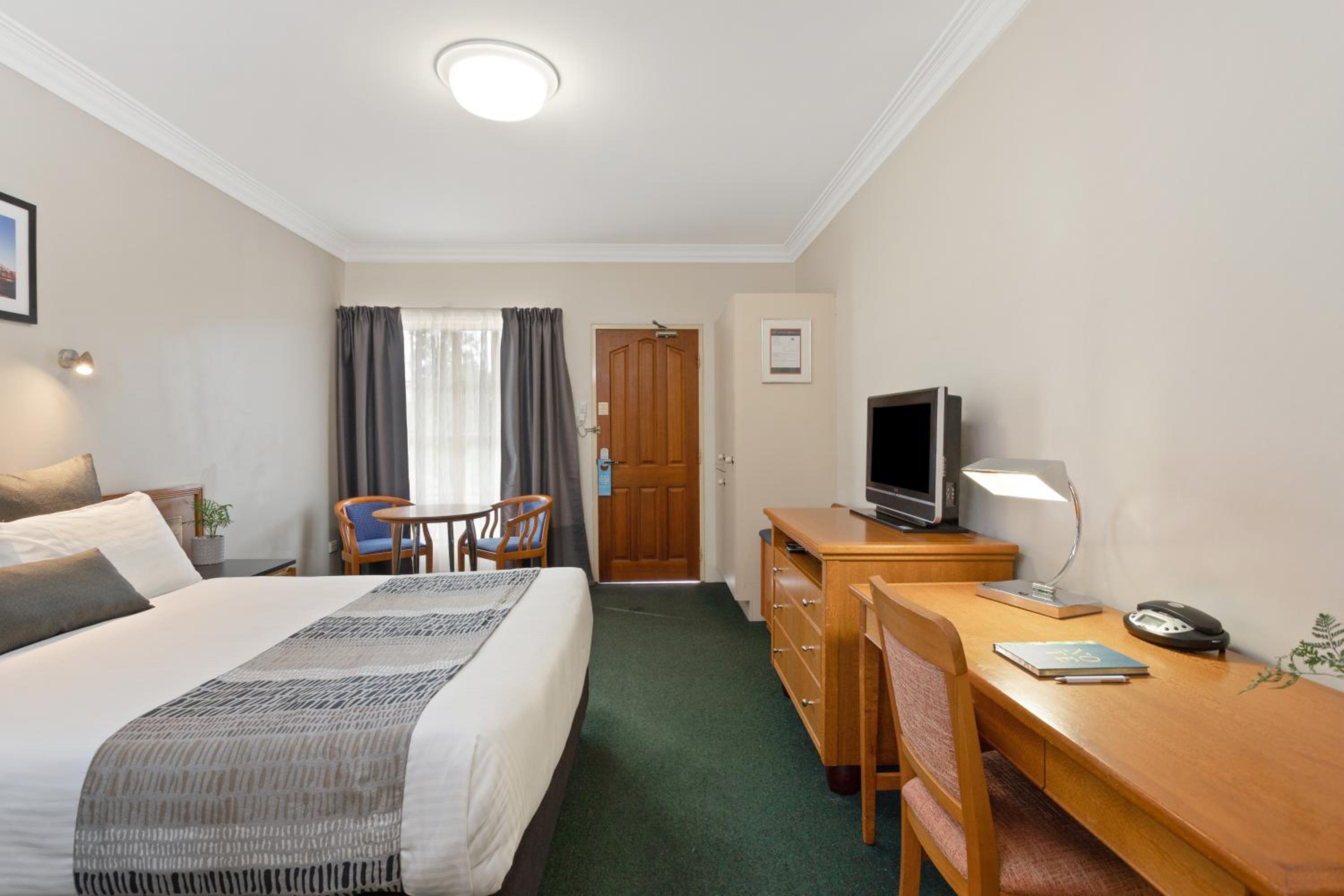 Standard Queen Room thumbnail 5