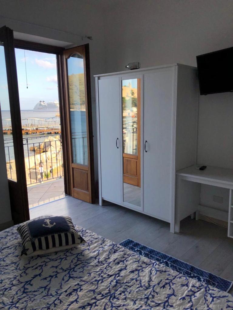 Deluxe Double Room with Sea View photo 2
