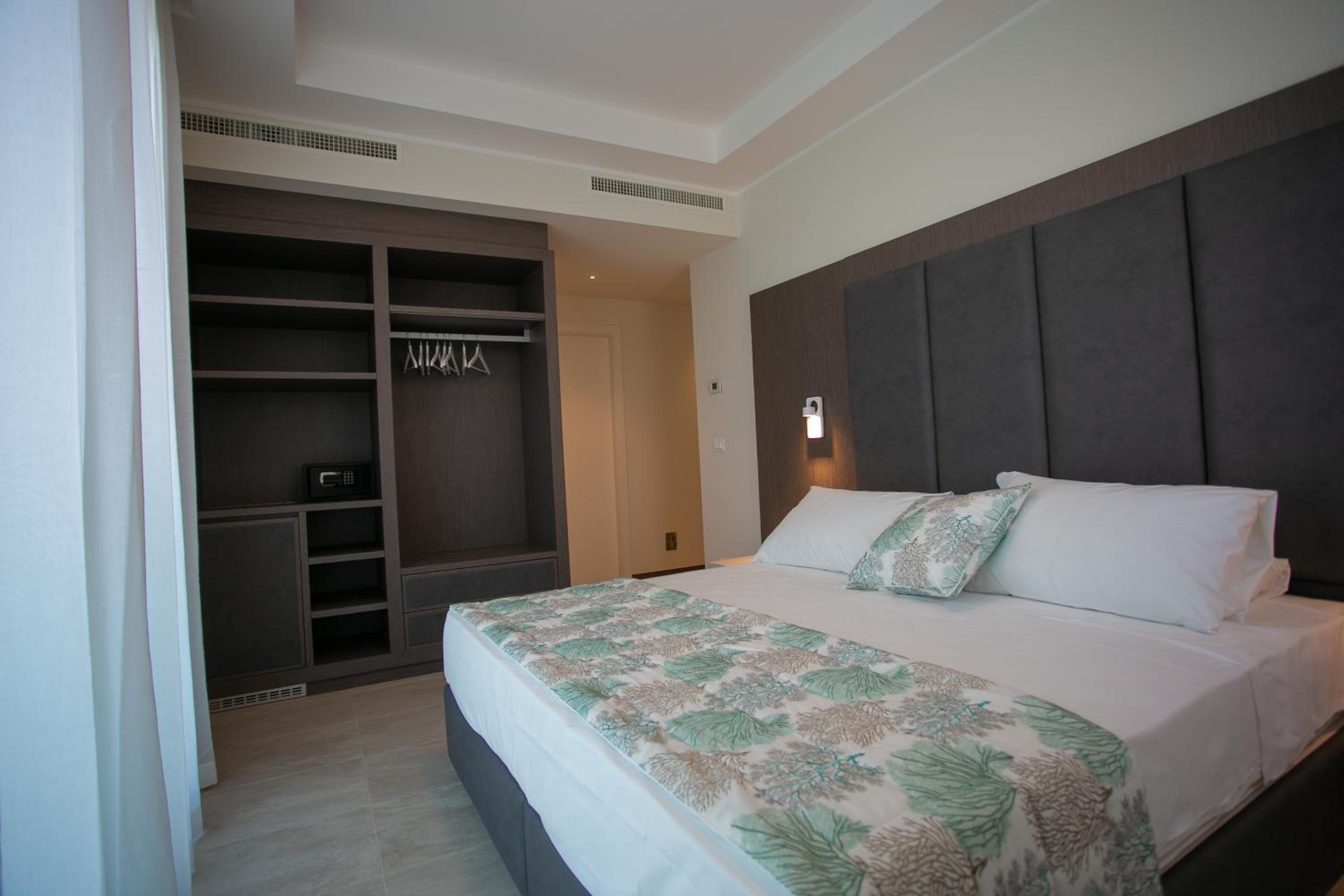 Superior Double Room with Lagoon View and Beach Access - Photo 8