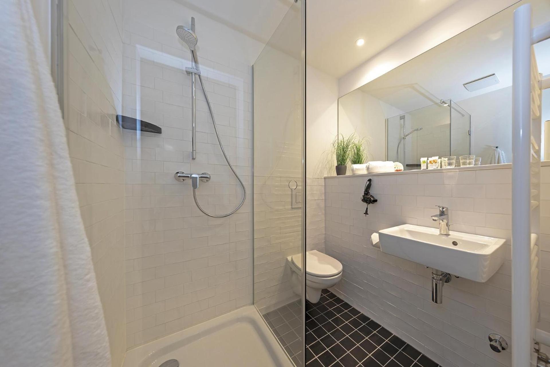 Double Room with Lake View - Photo 4