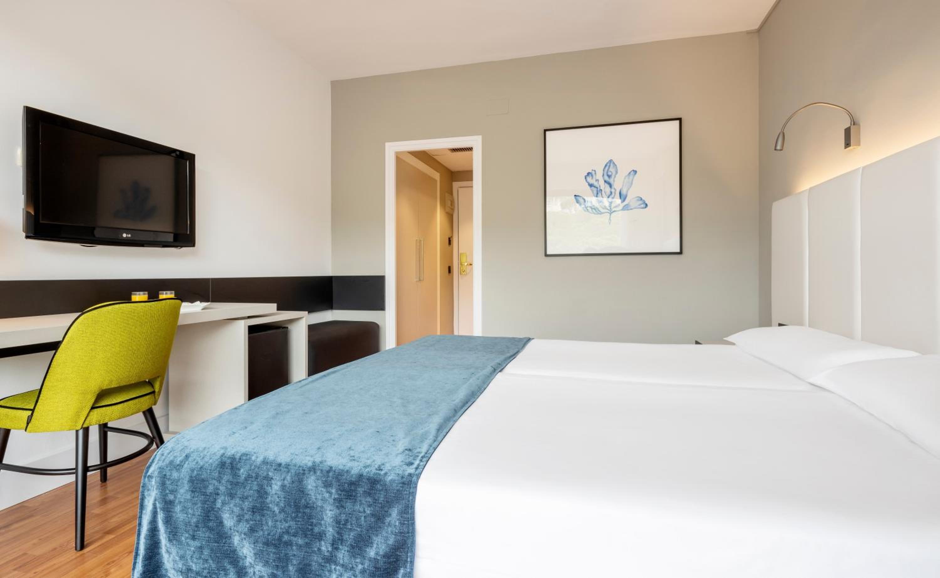 Double or Twin Room - Photo 12