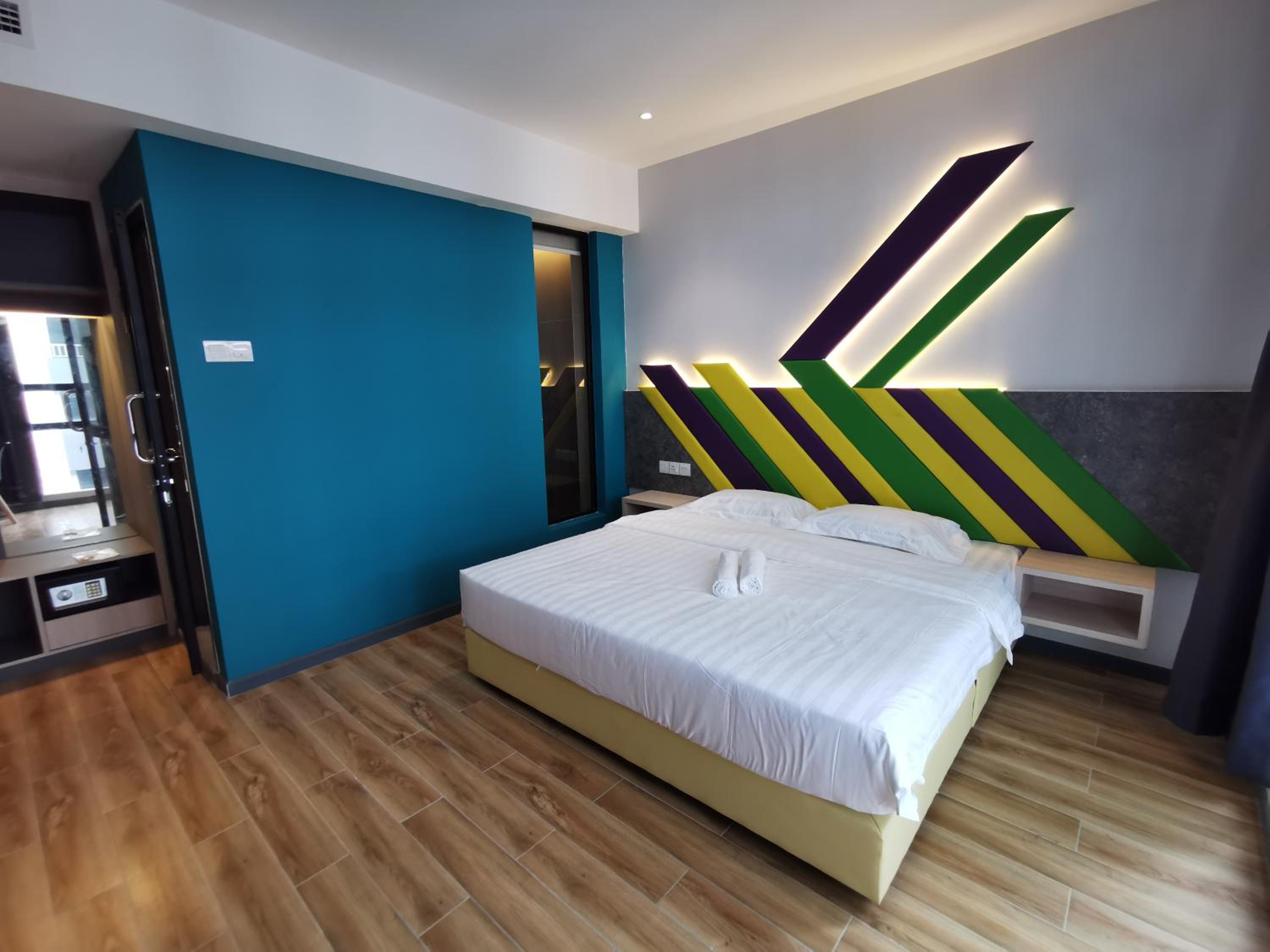 Deluxe King Room - Photo 2