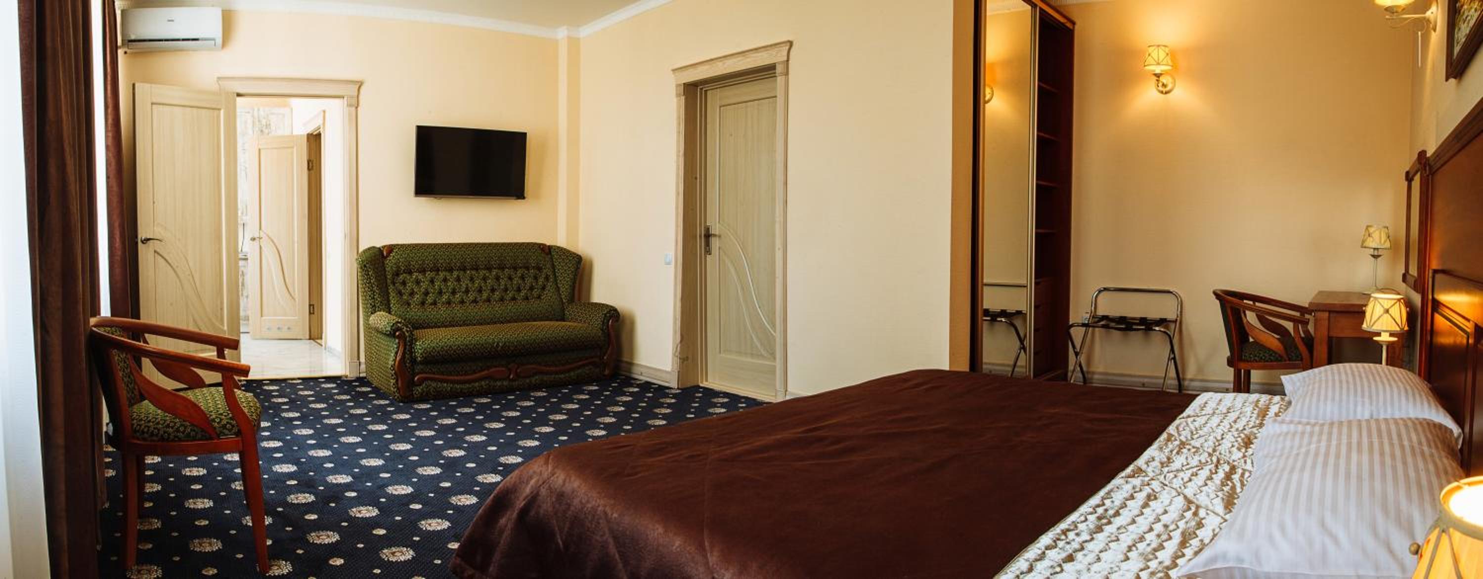 Queen Suite with Pool View