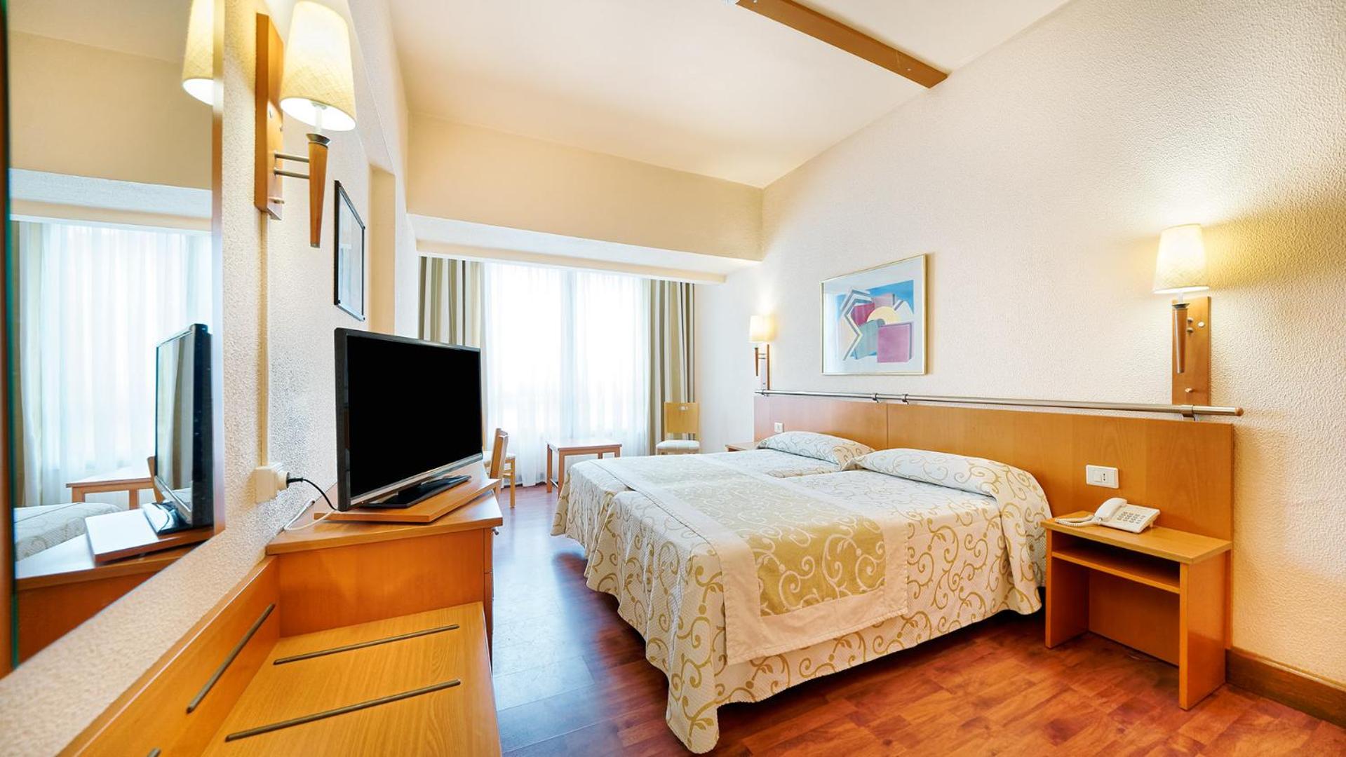 Twin Room thumbnail 6