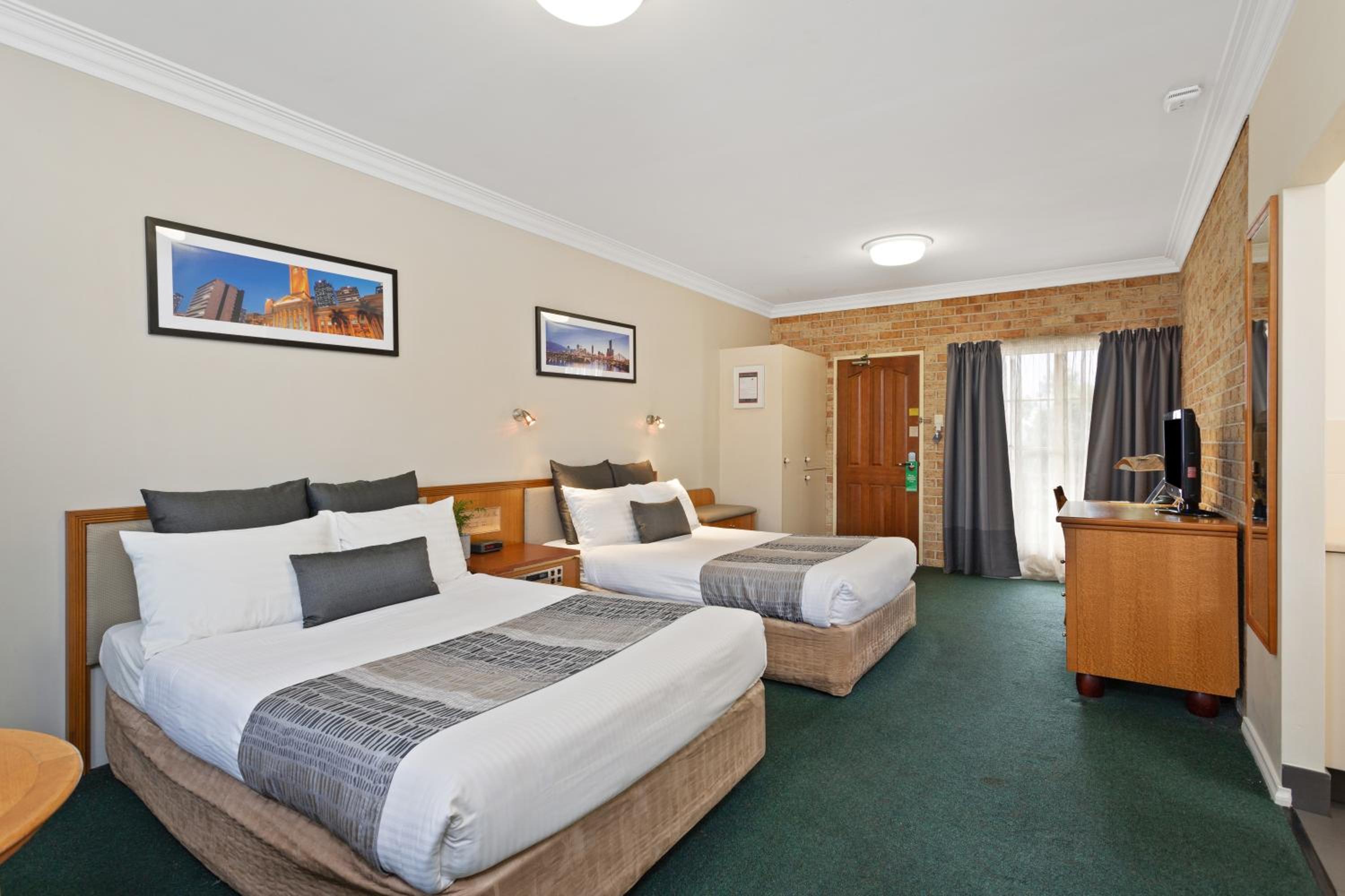 Standard Twin Room thumbnail 5