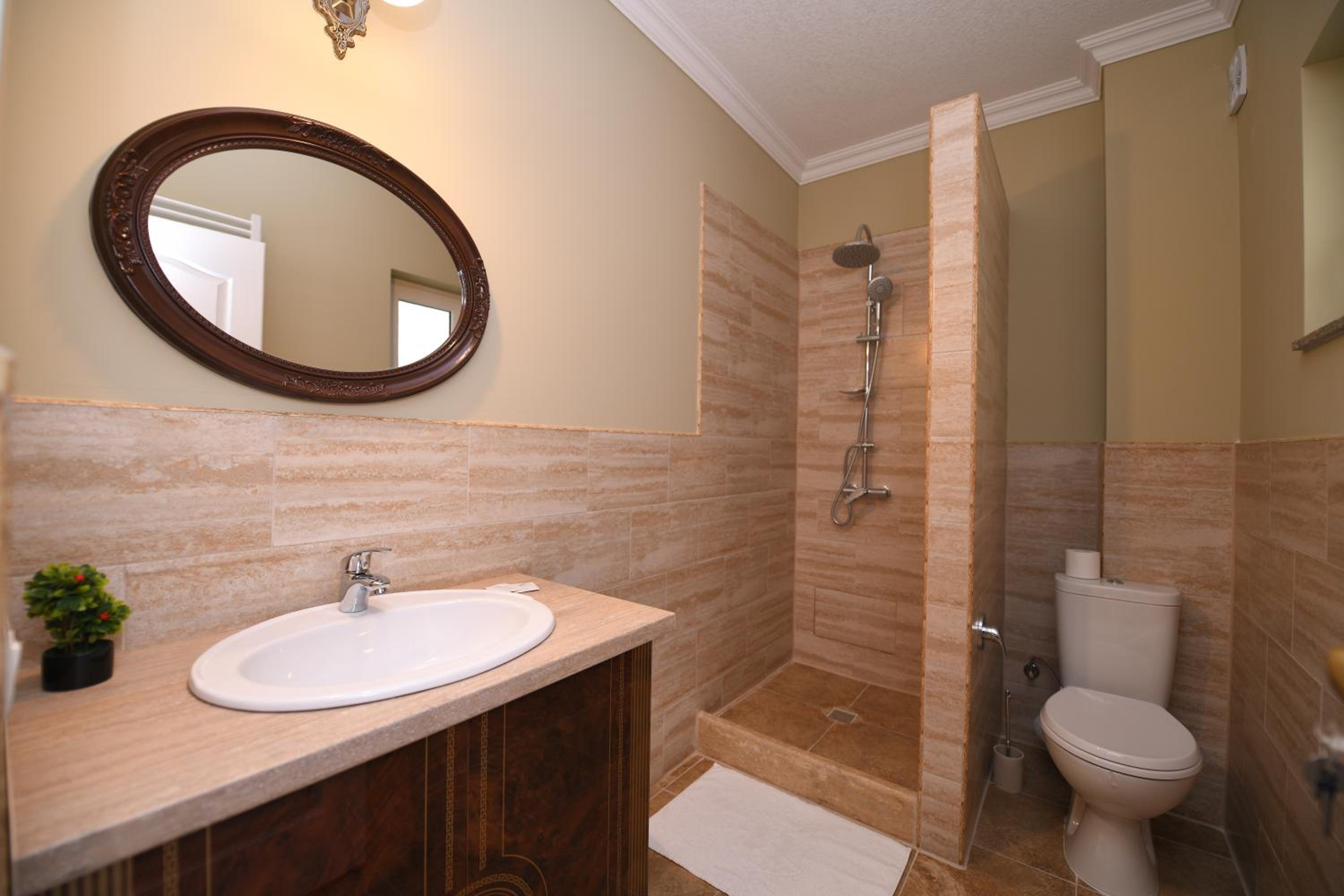 Deluxe Double Room - Photo 13