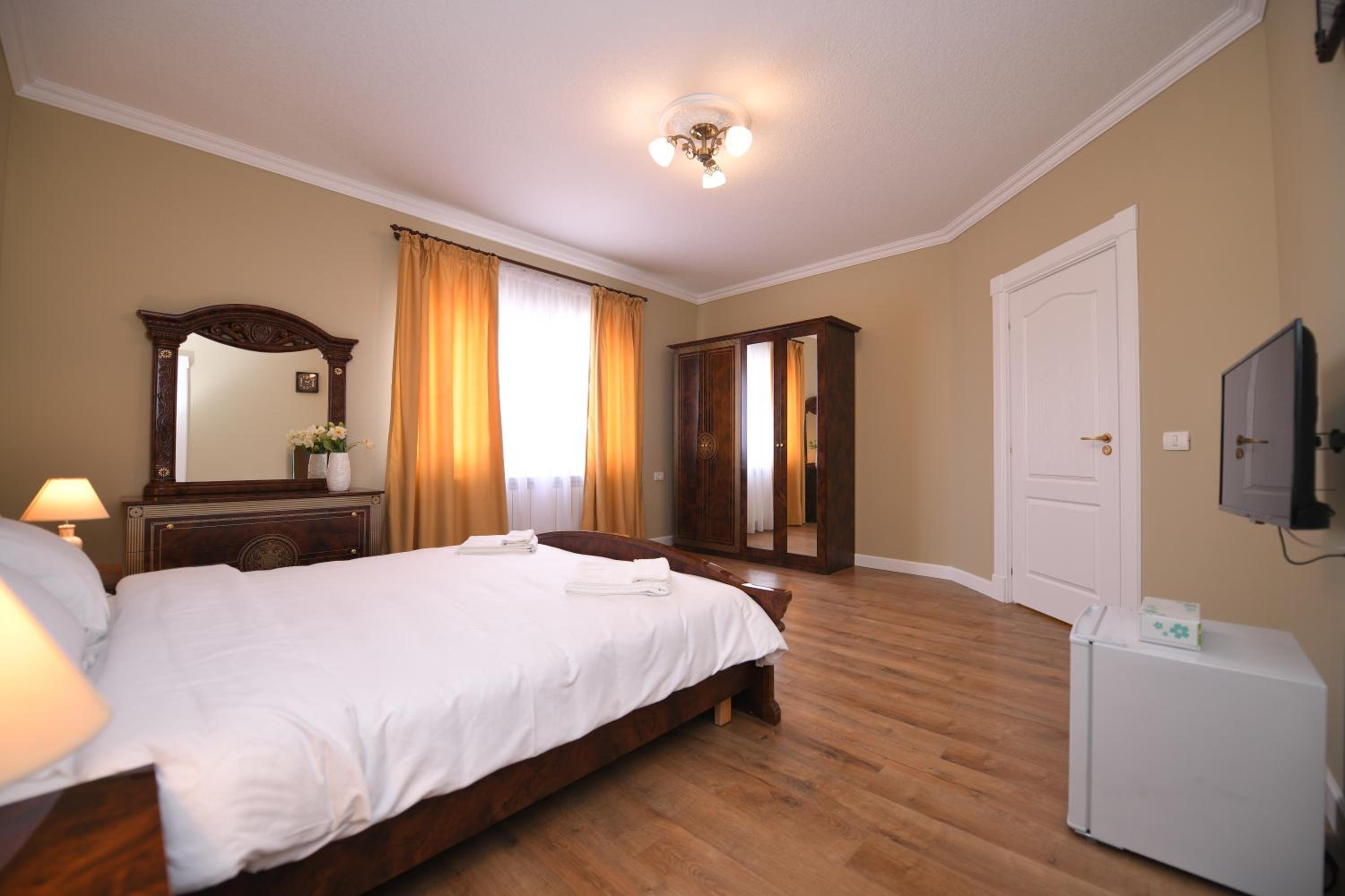Deluxe Double Room - Photo 9