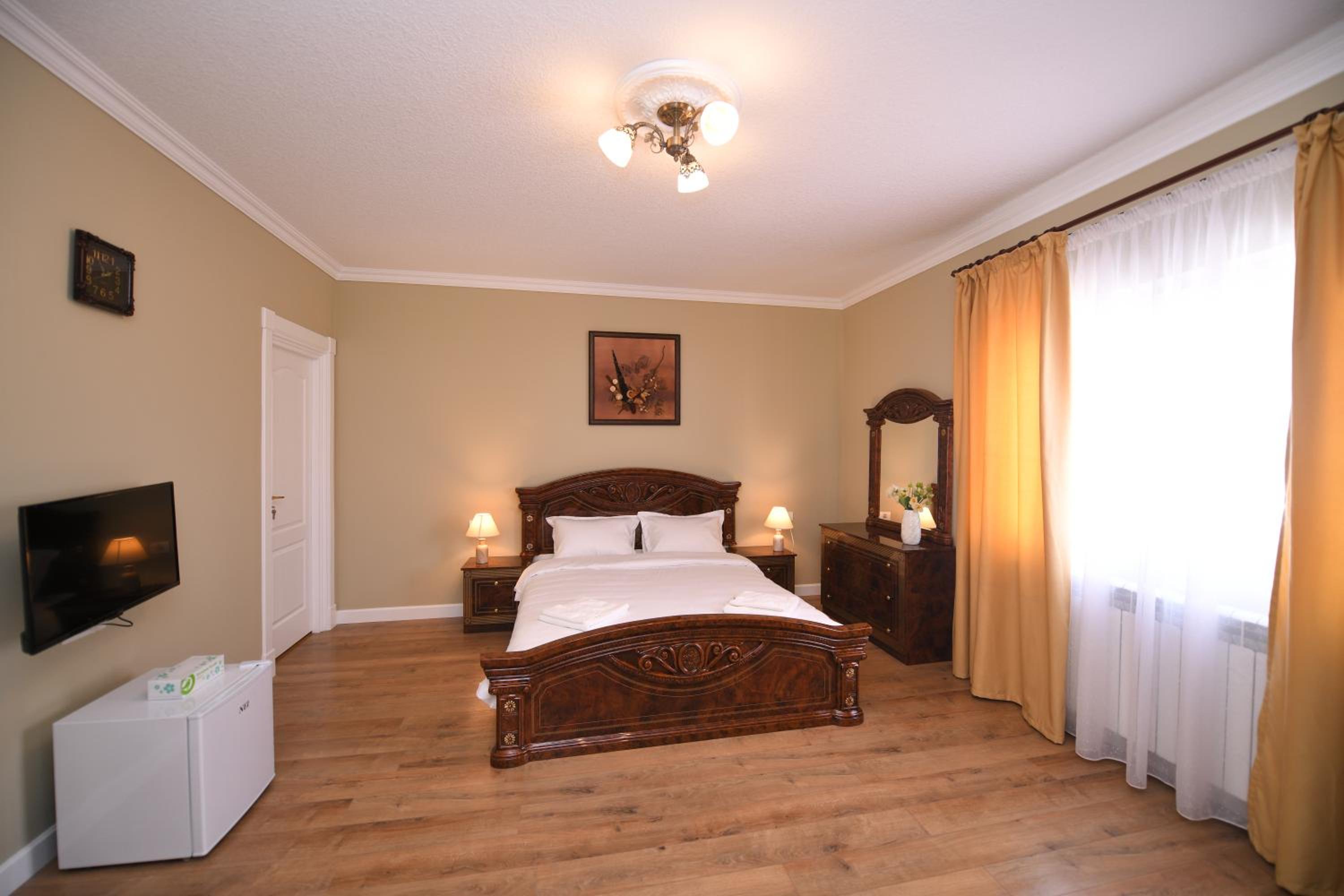 Deluxe Double Room - Photo 11