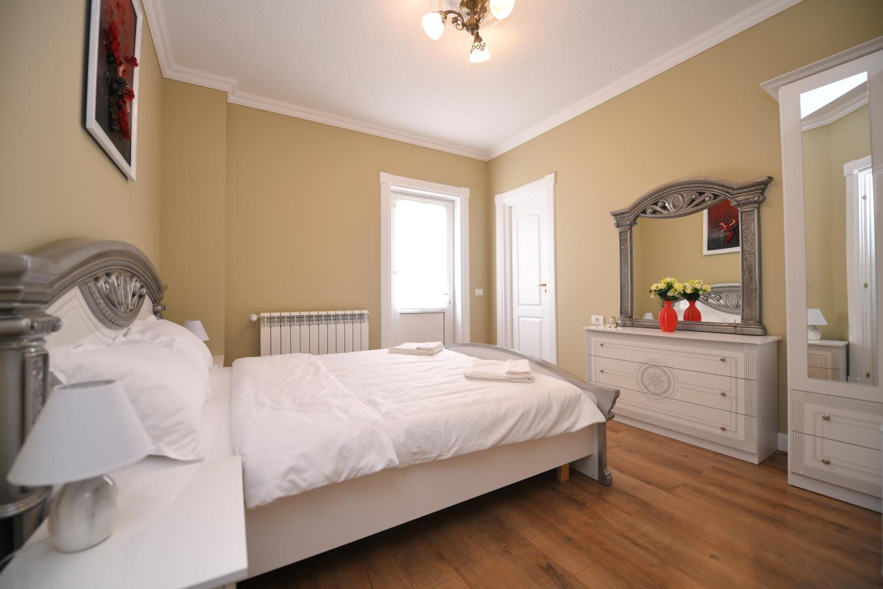 Double Room with Patio - Photo 6