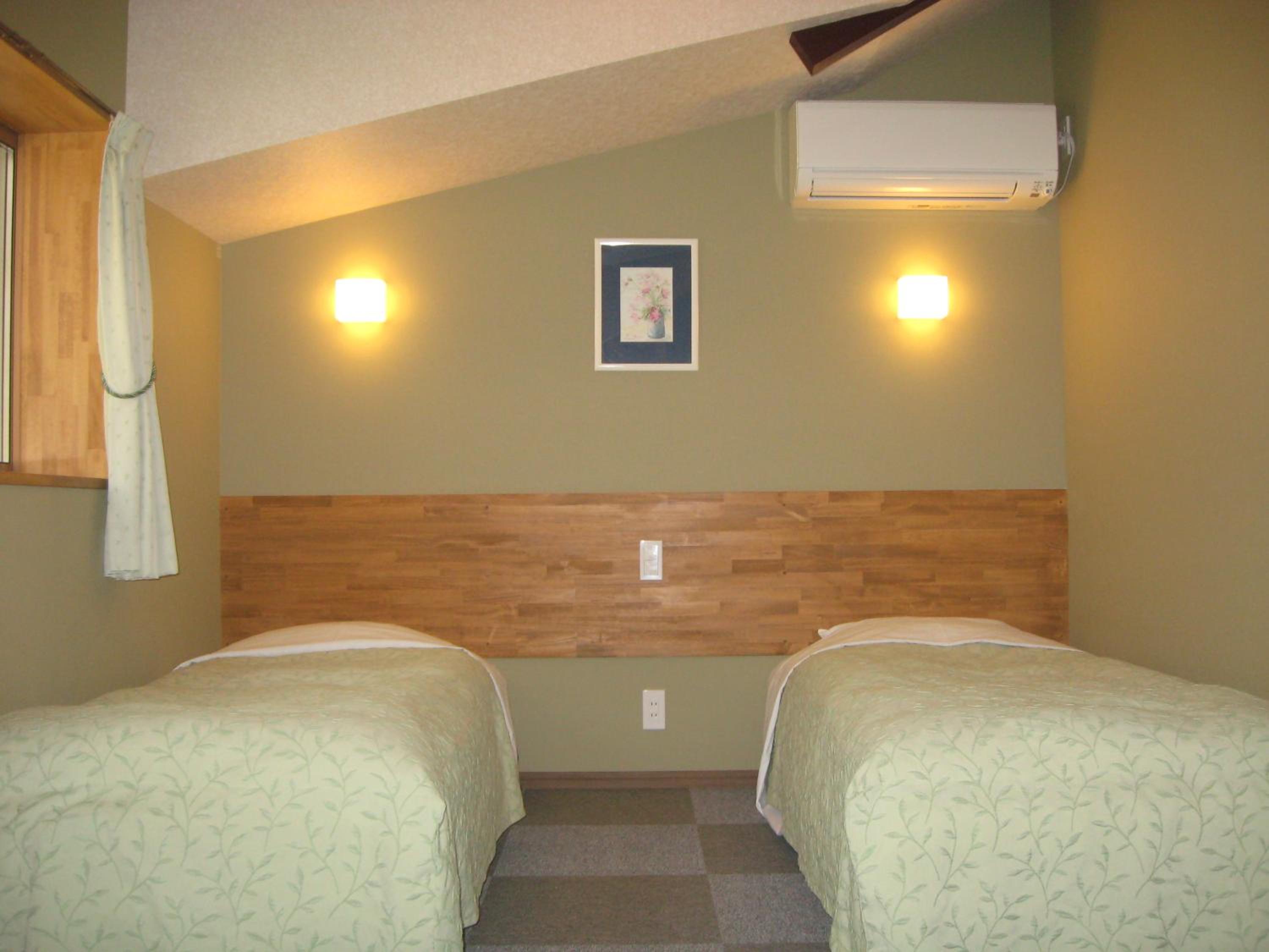 Twin Room with Private Bathroom photo 3