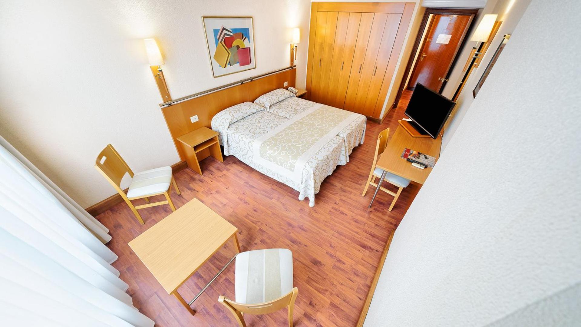 Twin Room thumbnail 5