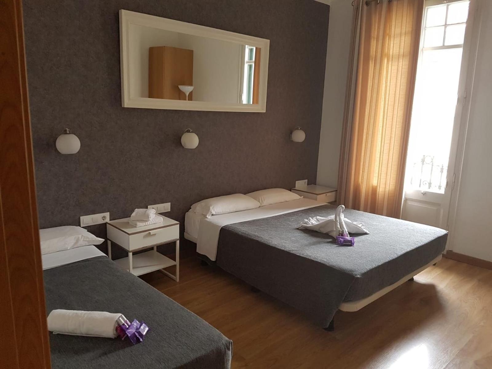Quadruple Room with Private Bathroom photo 2