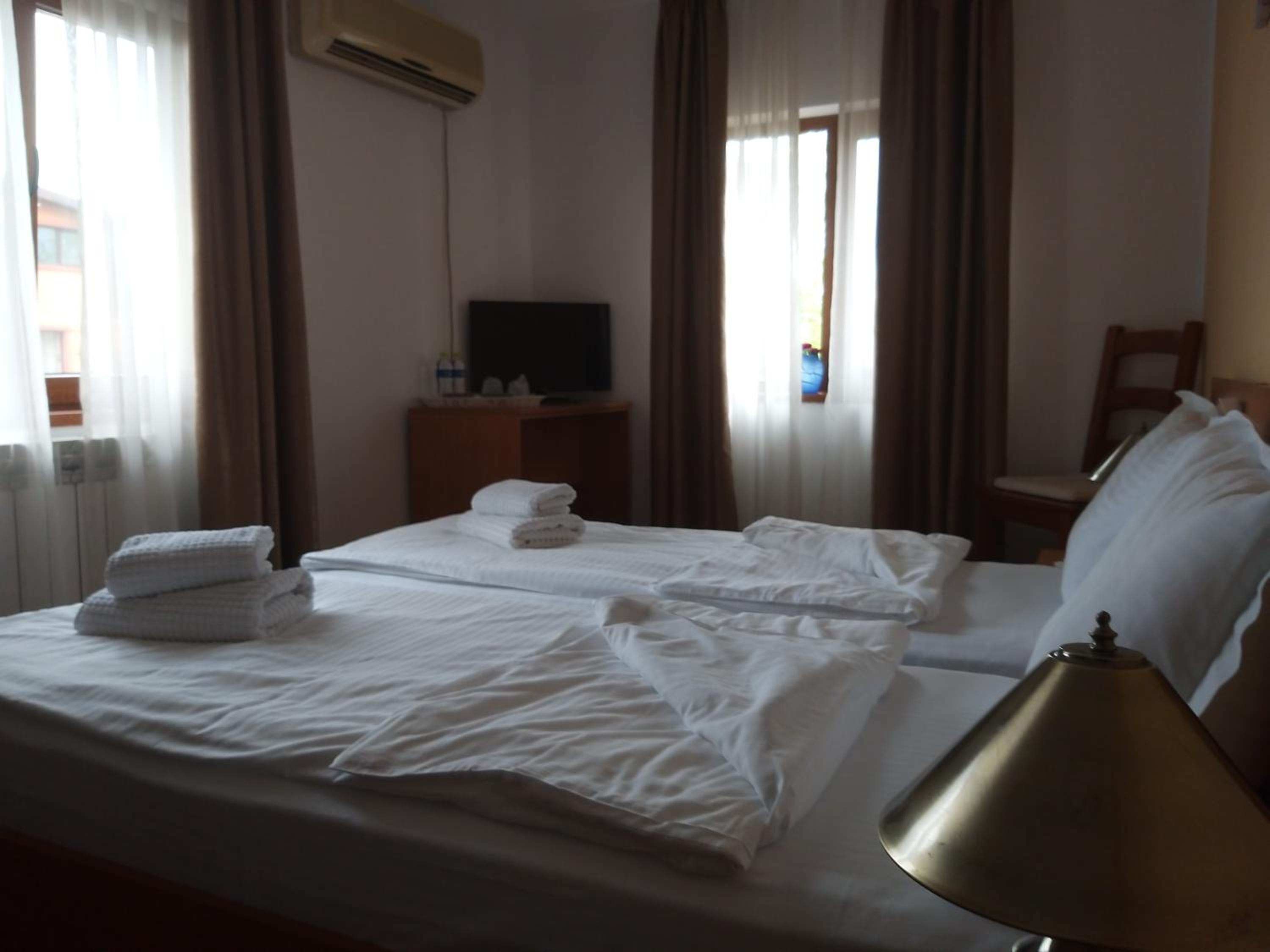 Twin Room - Photo 12