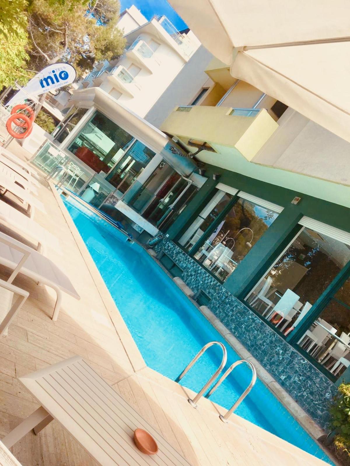 Classic Double or Twin Room with Sea View - Photo 9