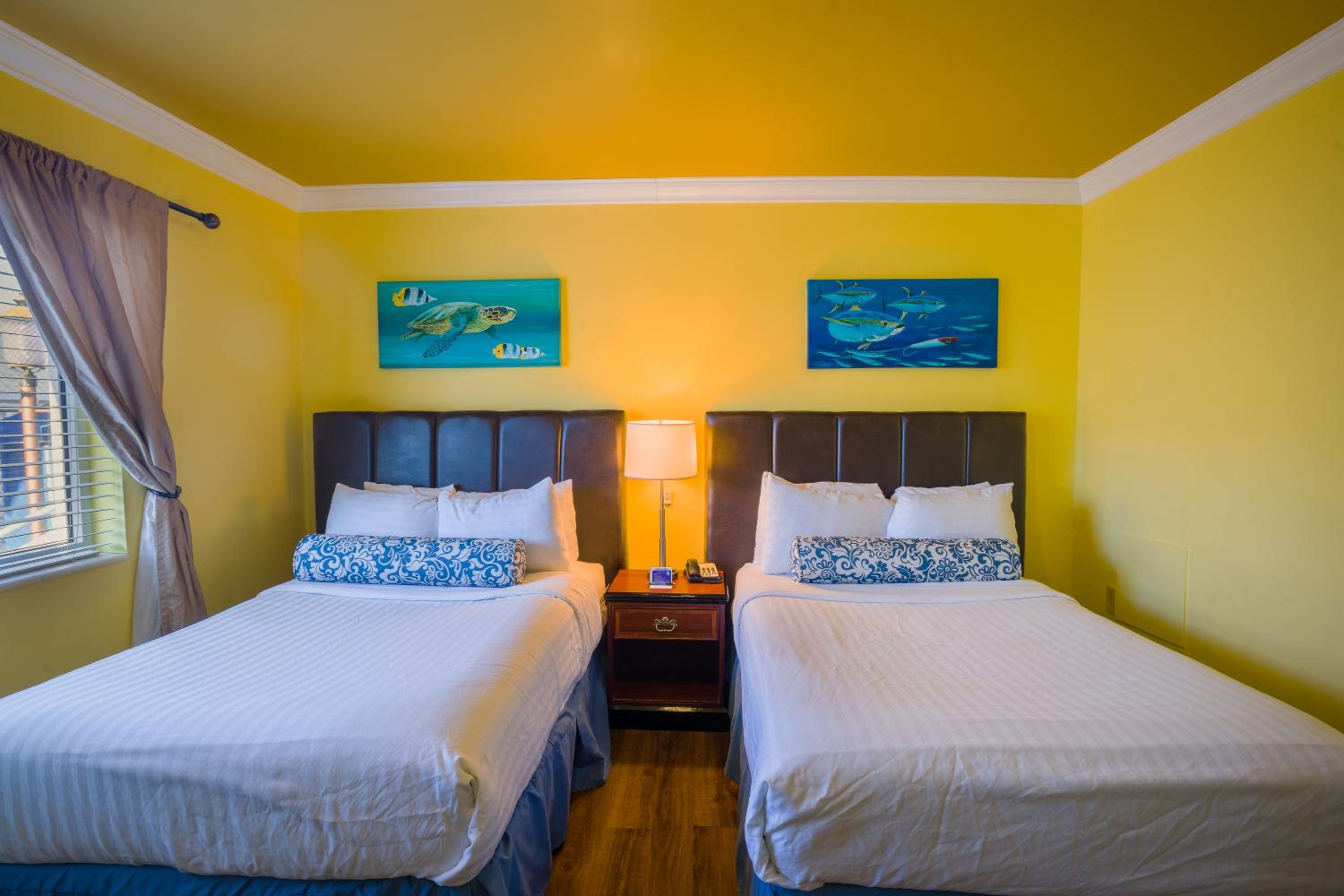 Junior Suite with Two Double Beds and Futon photo 2