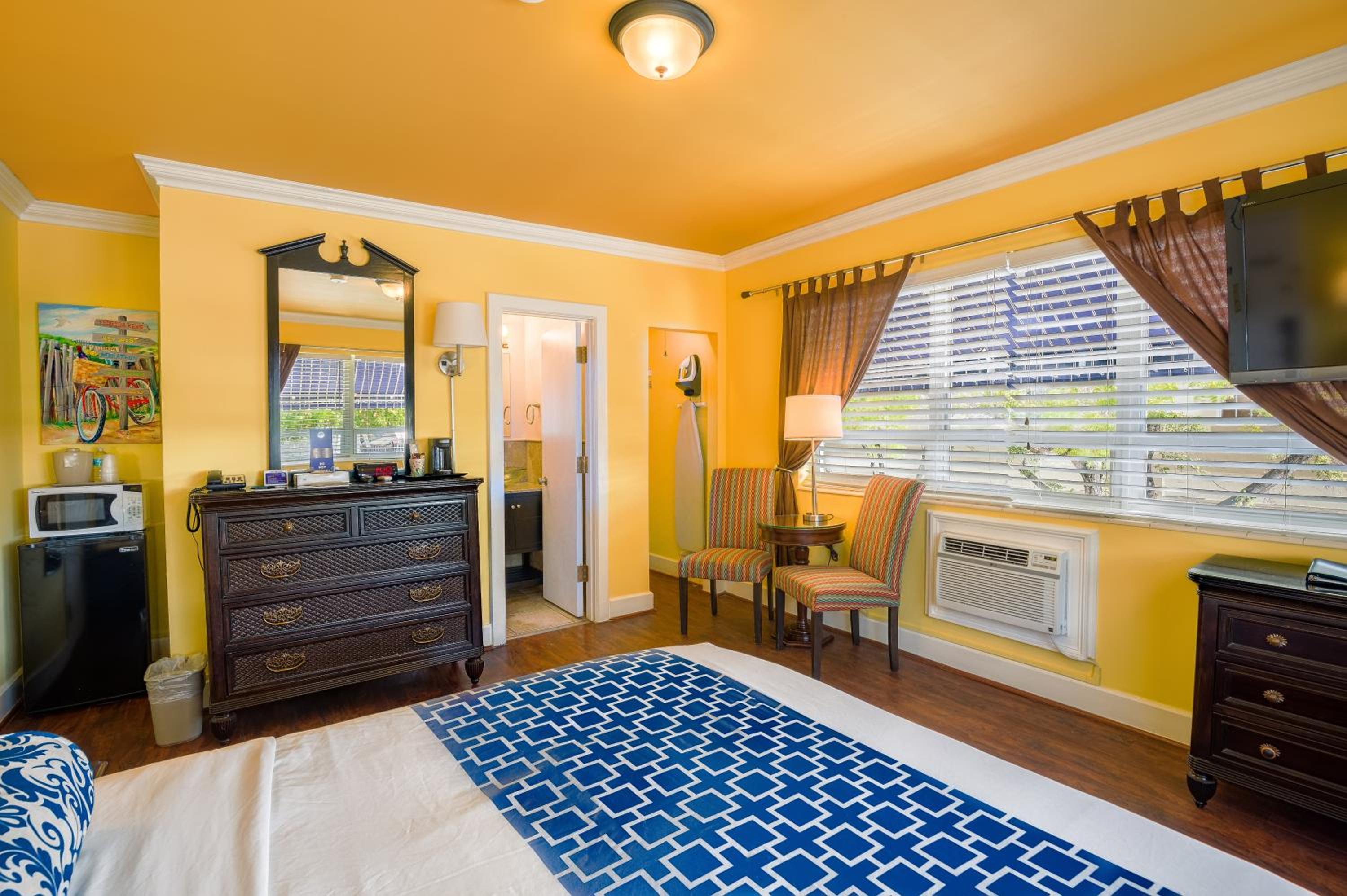 Queen Room photo 2