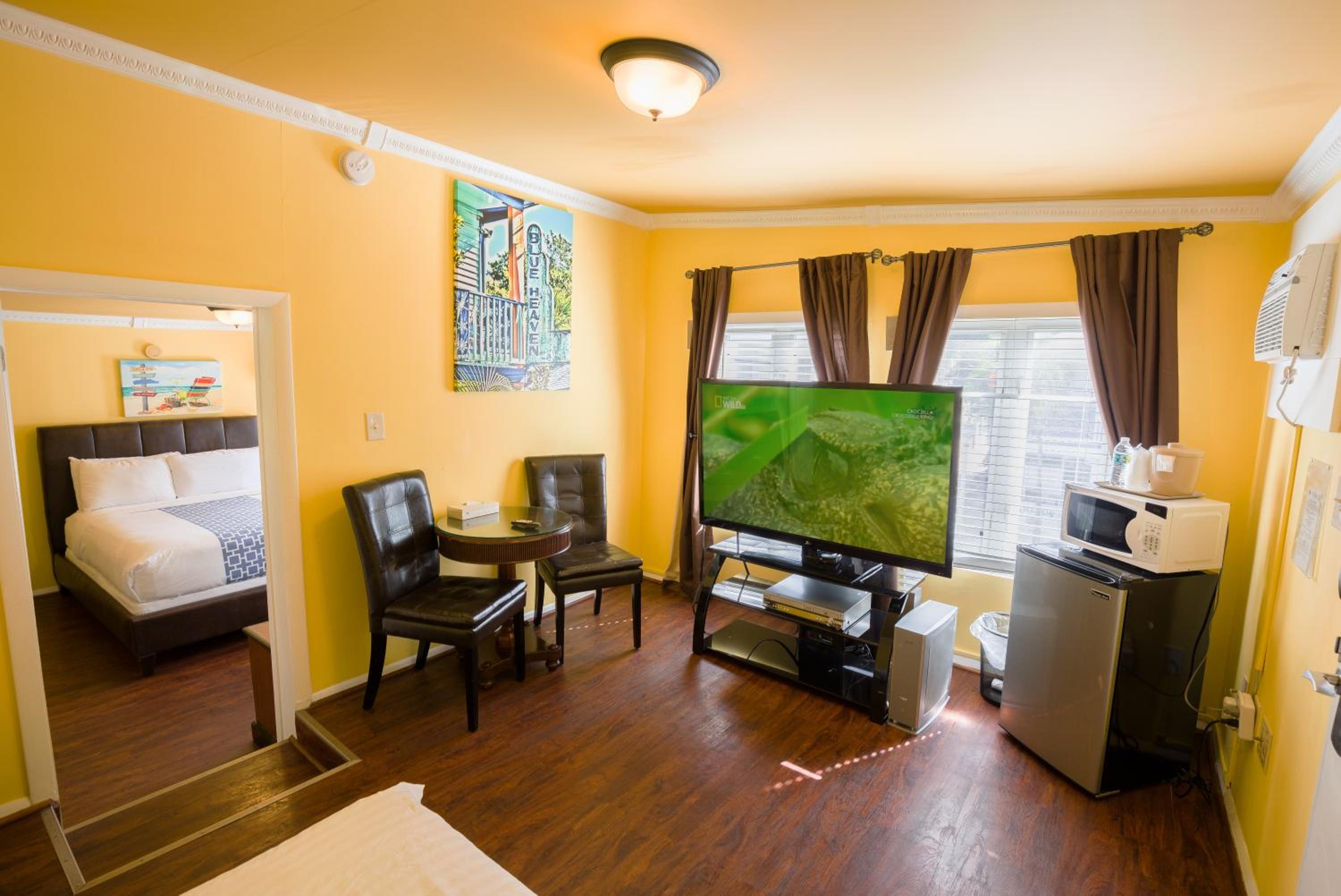 Superior Queen Suite with Two Queen Beds with Sofa Bed photo 2